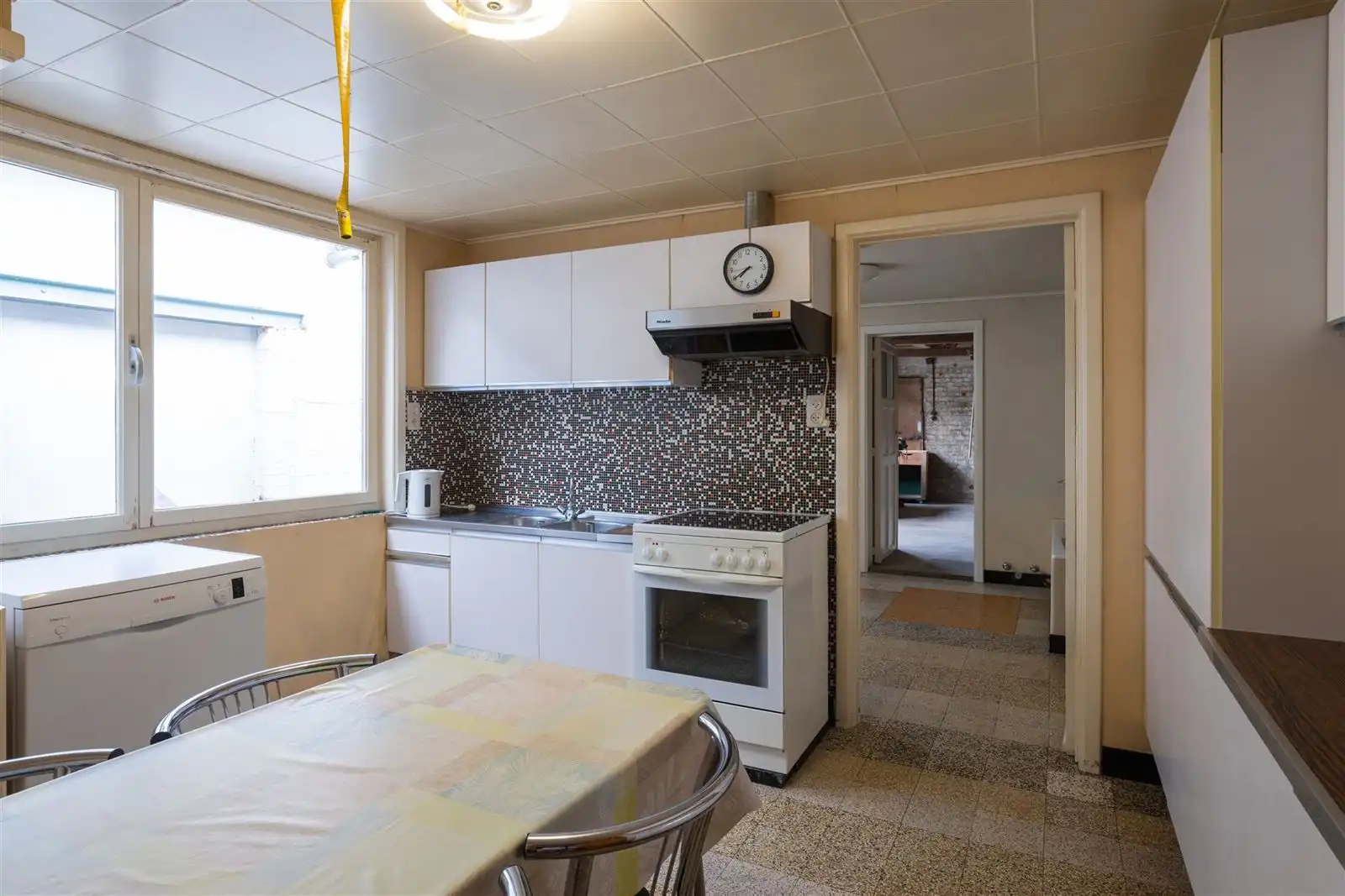 Te renoveren woning met ruime garage in centrum Zottegem! foto 5