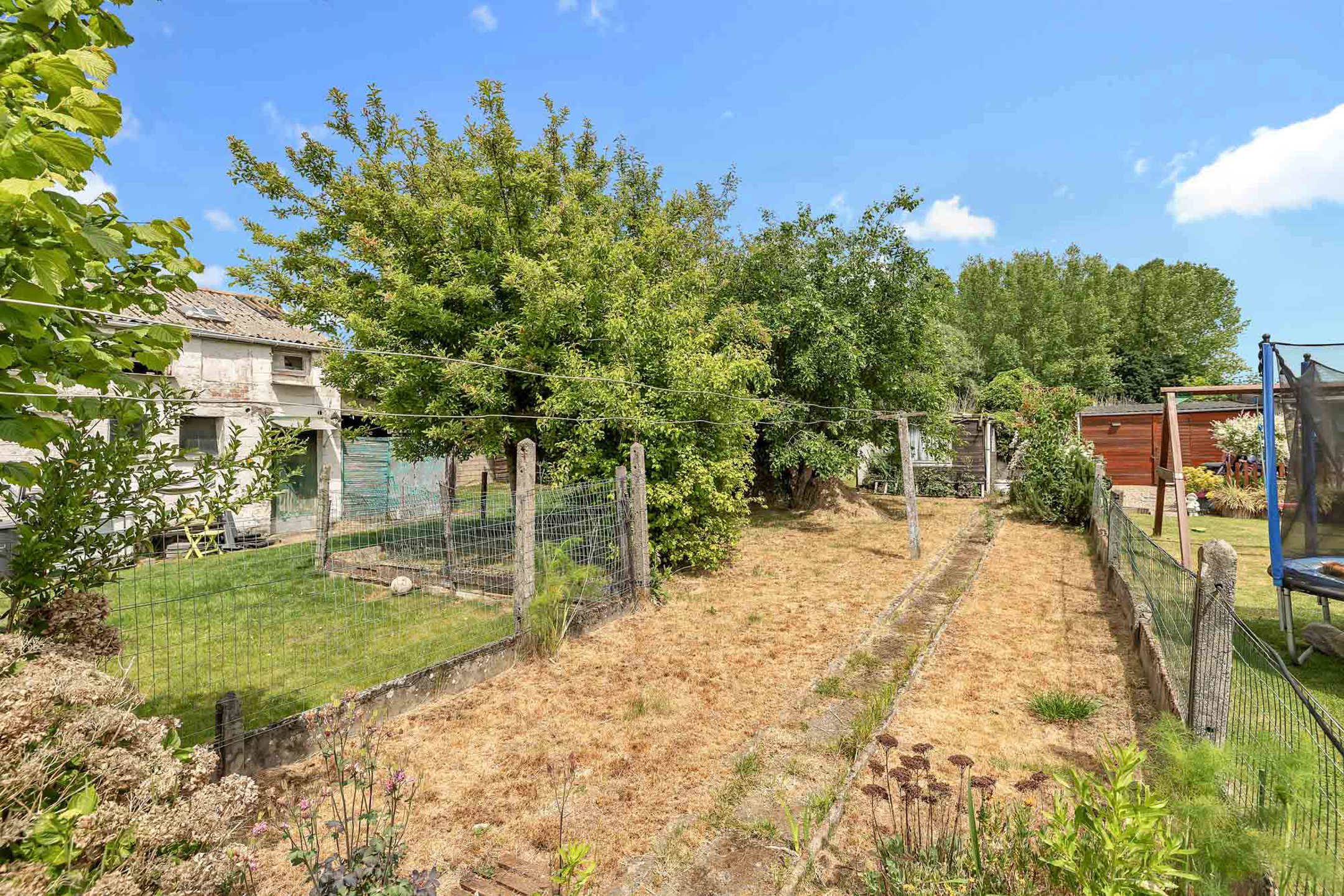 Te renoveren woning met tuin en perceel met garage foto 18