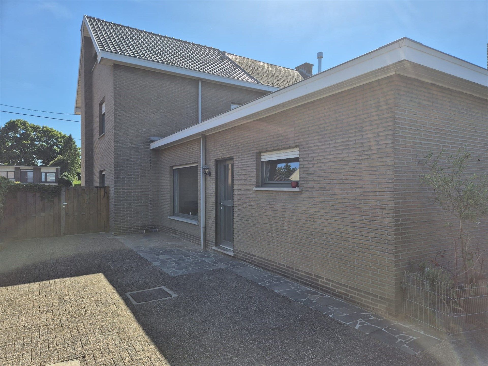 Mooi gelegen halfopenbebouwing met tuin en garage. foto 12