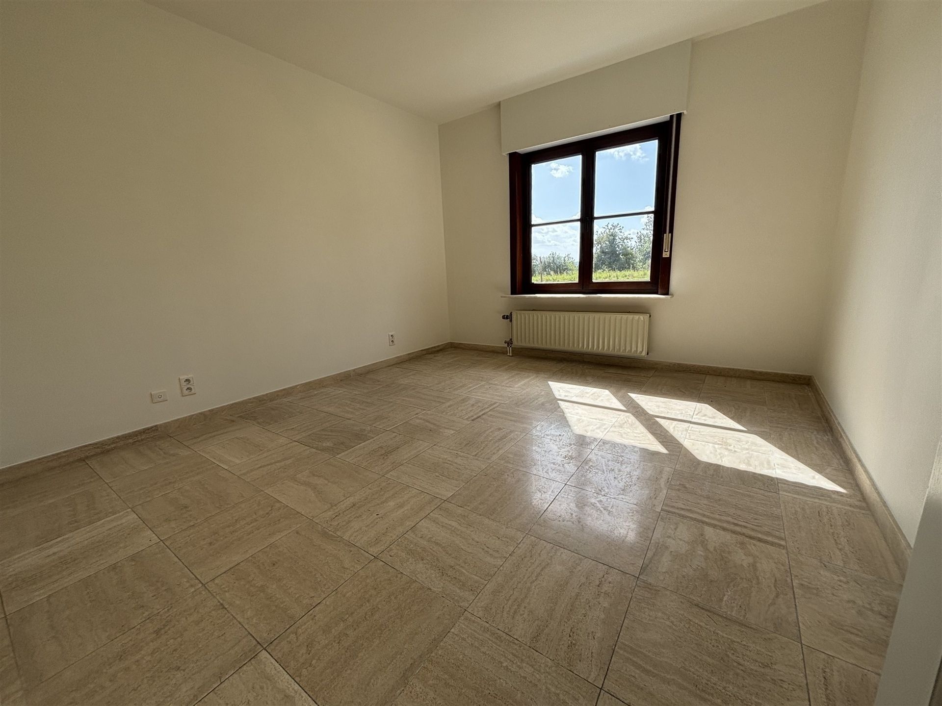 Ruime woning met grote tuin in een rustige straat foto 22