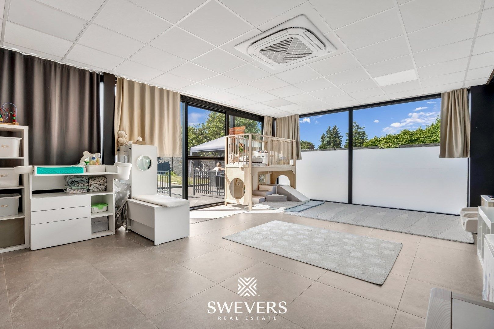 Stijlvol wonen op een ruim perceel met 4 slaapkamers en topafwerking foto 23