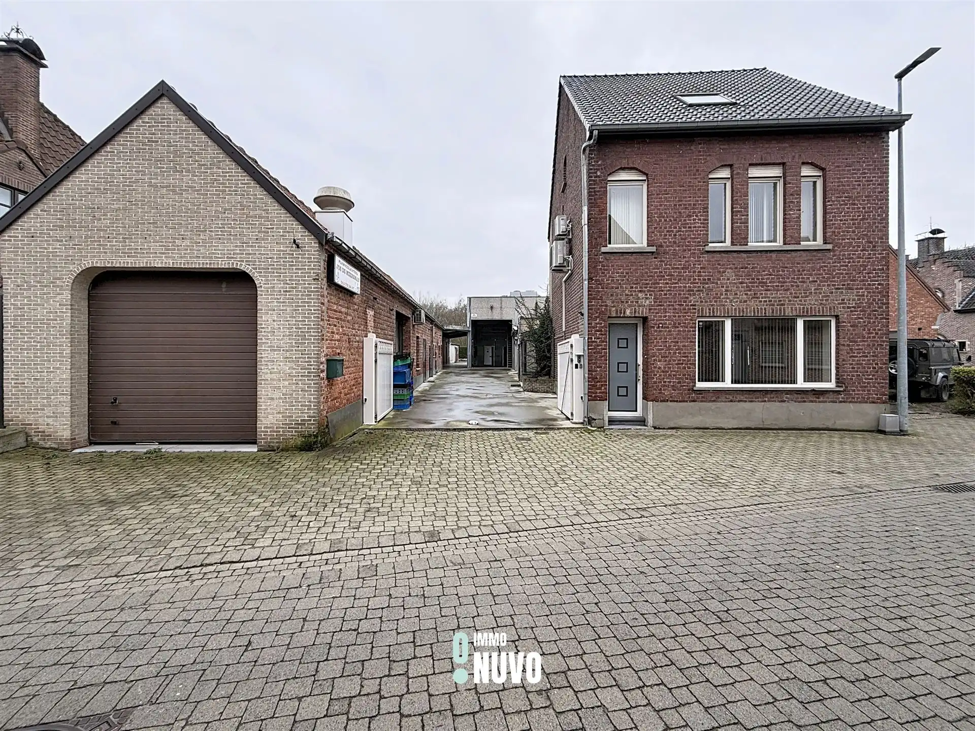 Gemengd gebouw foto {{pictureIndex}}