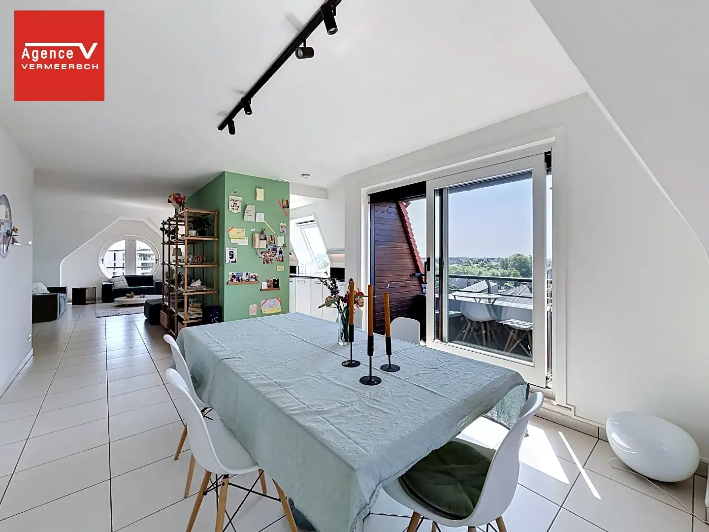 Stijlvol appartement met panoramisch verzicht op het hinterland.  foto 10