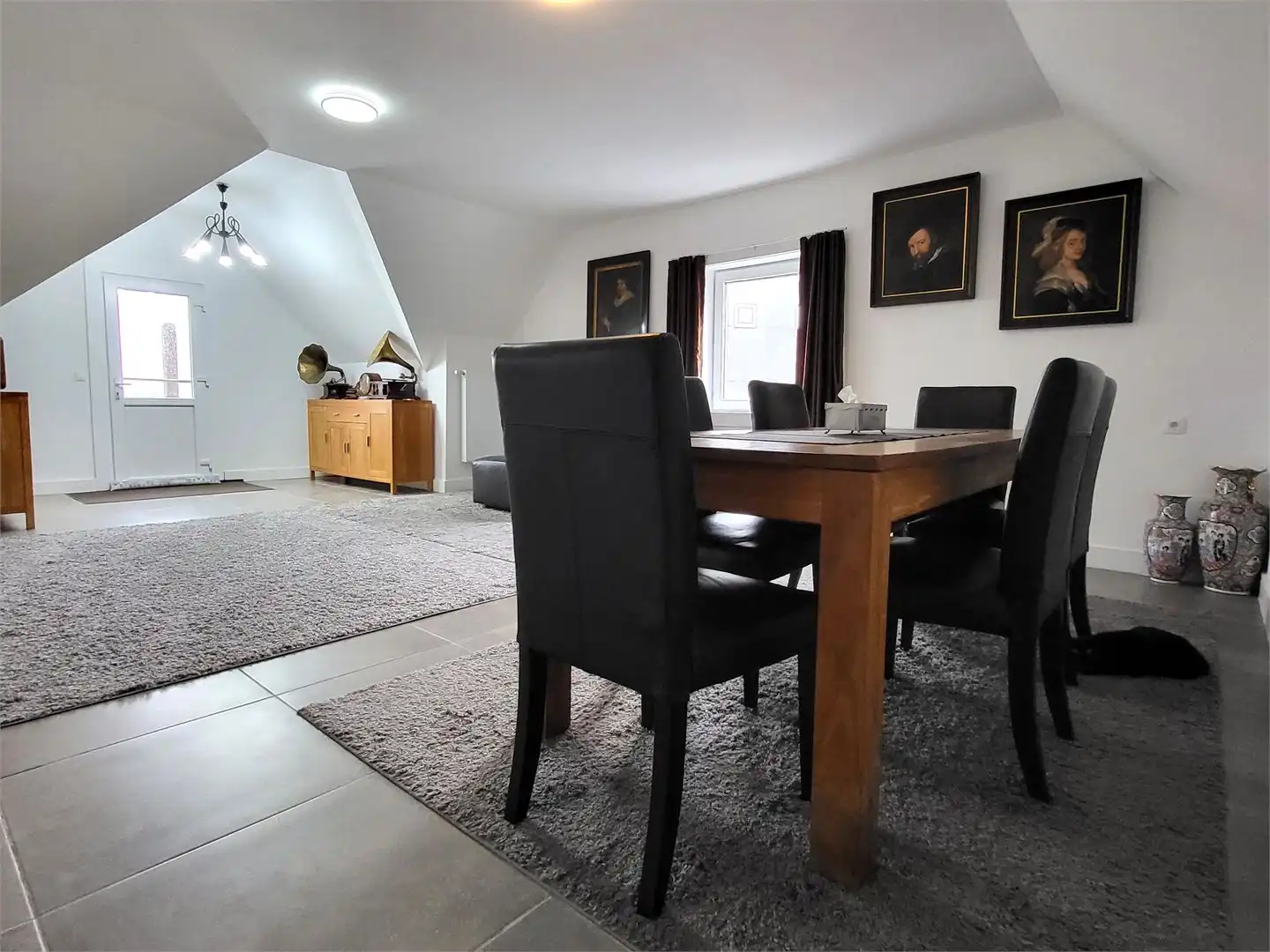 In het landelijke Roborst, een deelgemeente van Zwalm in de prachtige Vlaamse Ardennen, bevindt zich deze ruime en volledig gerenoveerde woning op een perceel van 1.143 m². foto 26