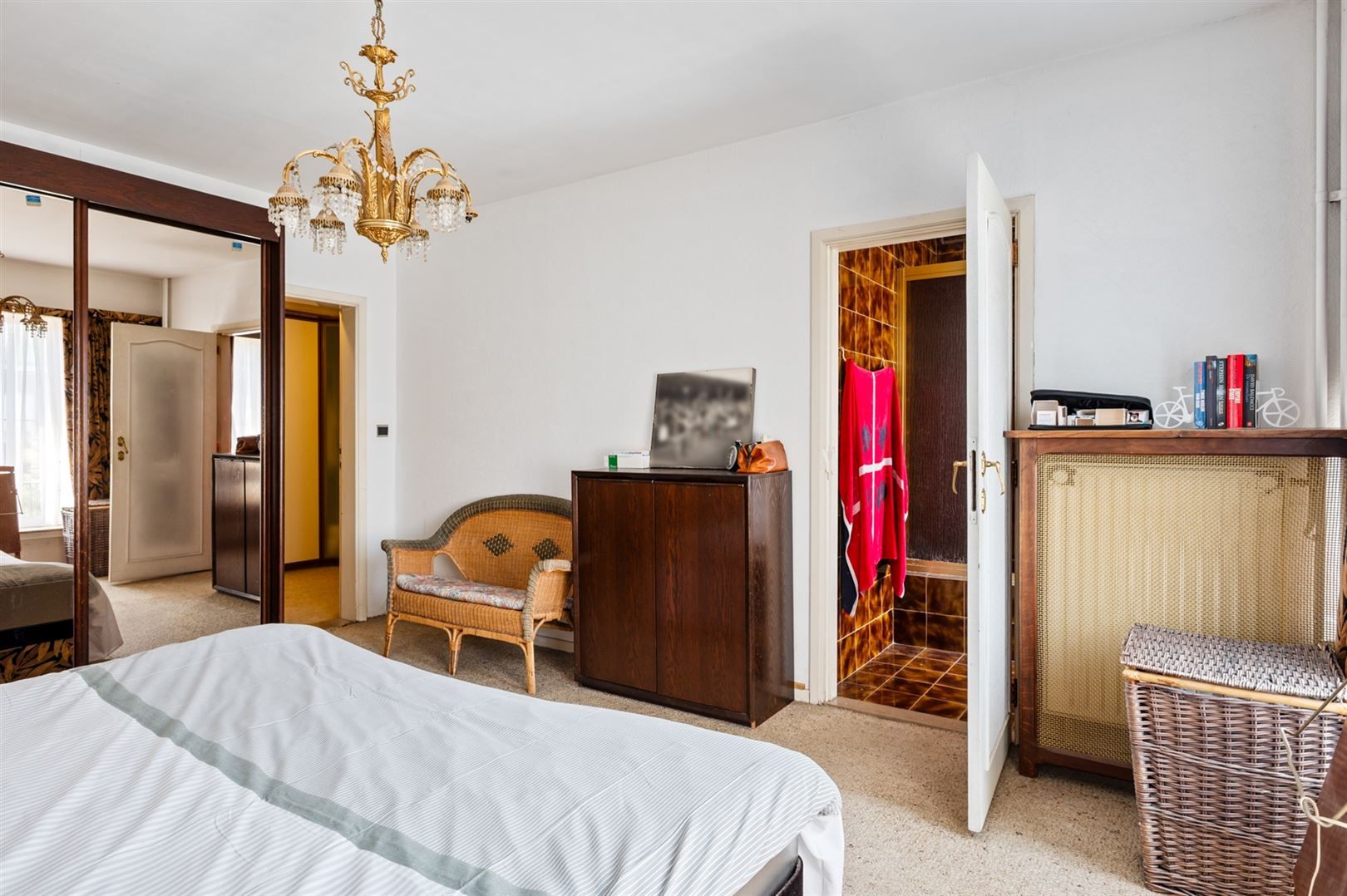 Ruime te renoveren woning in het gegeerde Ekeren-Donk. foto 14