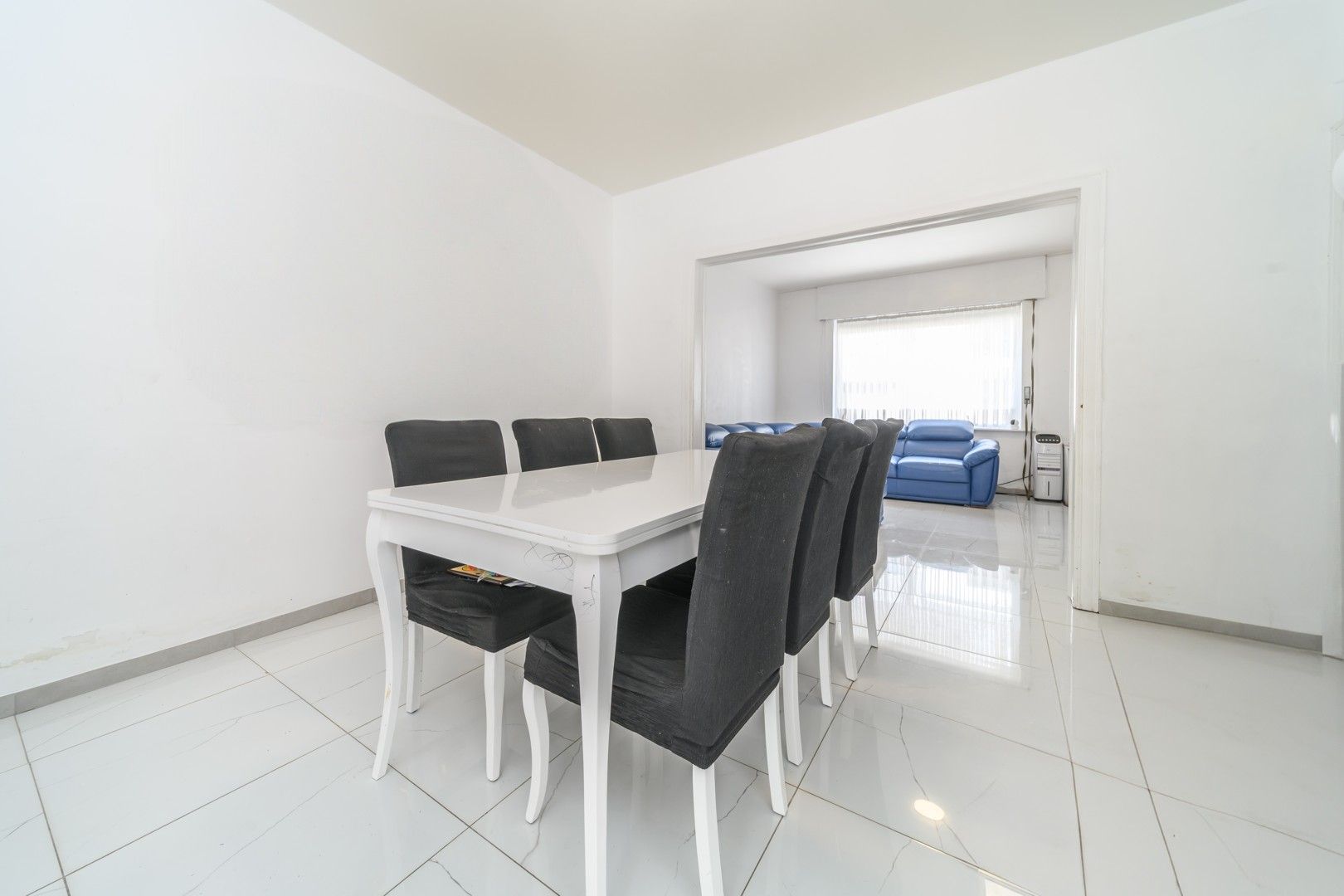 Verder af te werken gezinswoning met tuin foto {{pictureIndex}}
