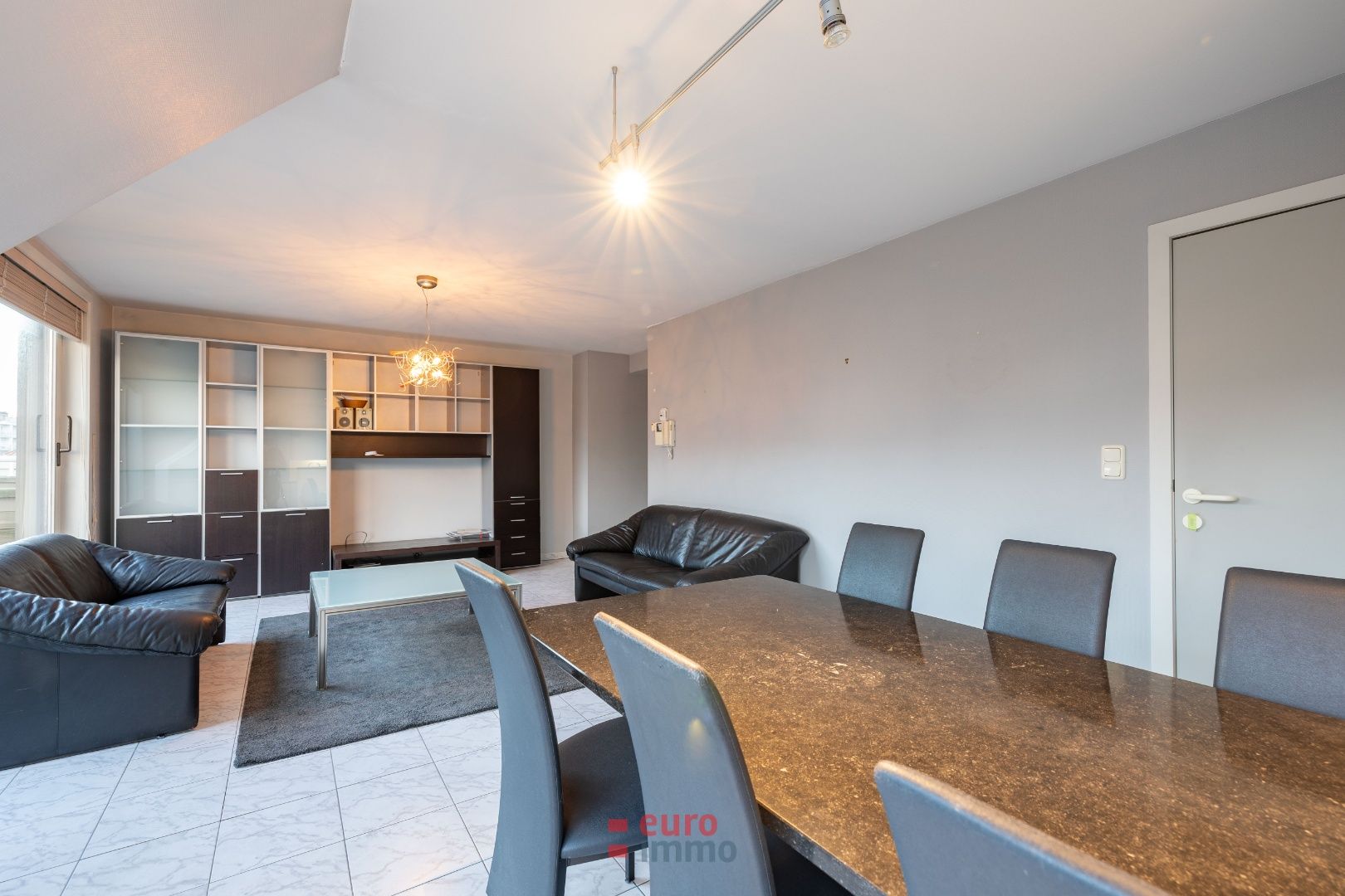 Ruim en lichtrijk appartement in de winkelstraat van Nieuwpoort foto 6