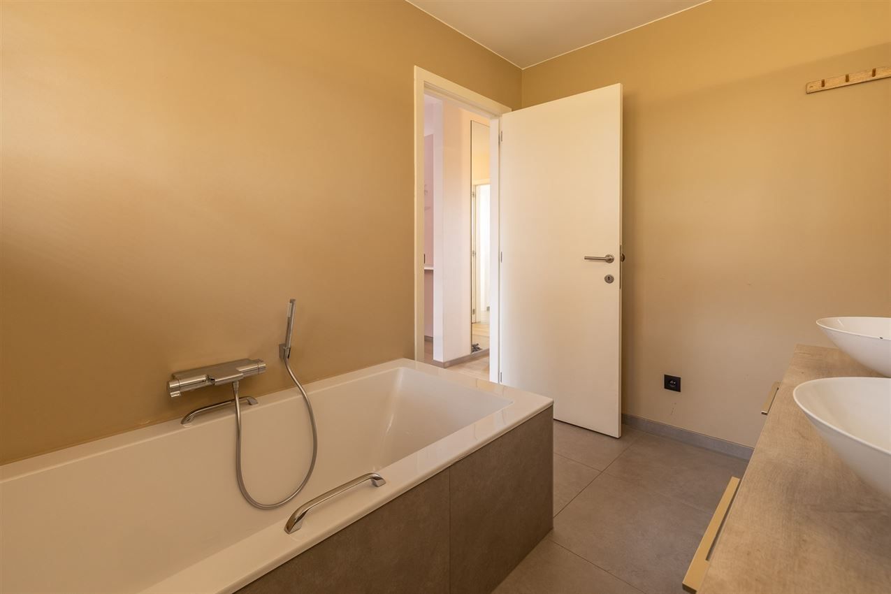 Penthouse met 3 slpk., riant terras, autostaanplaats en kelderberging foto 18