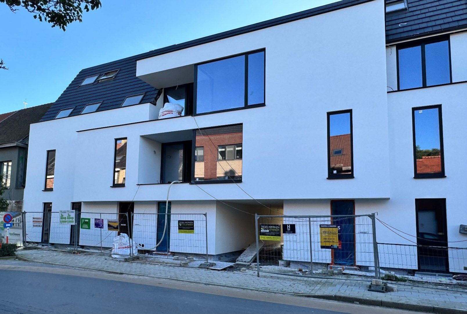 Uniek nieuwbouw appartement met 2 slaapkamers en veel zonlicht te Eernegem foto {{pictureIndex}}