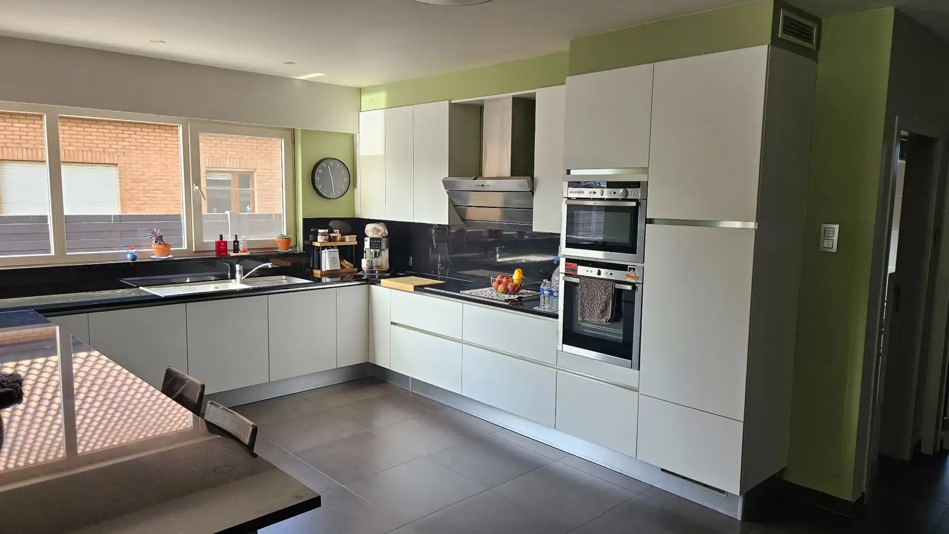 Uiterst ruime woning met 3 slk, 2 garages en tuin foto 5