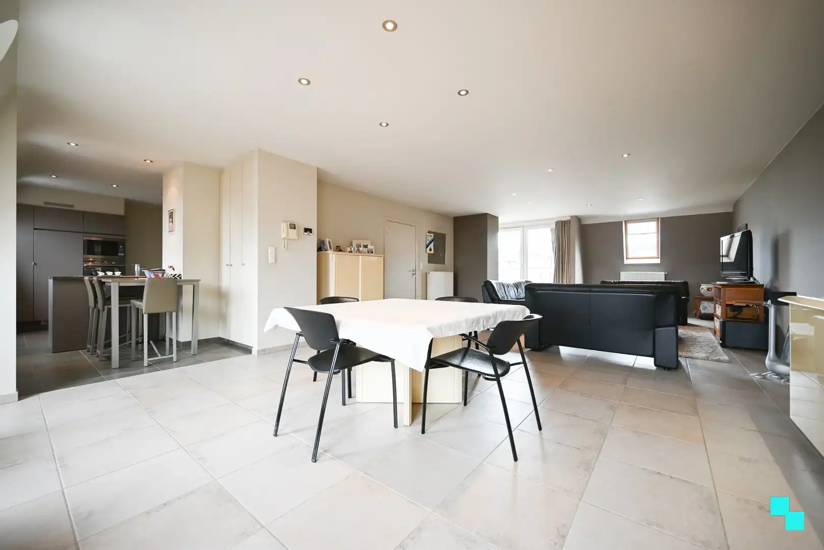 Riant dakappartement in hartje Izegem met panoramisch zicht foto 2