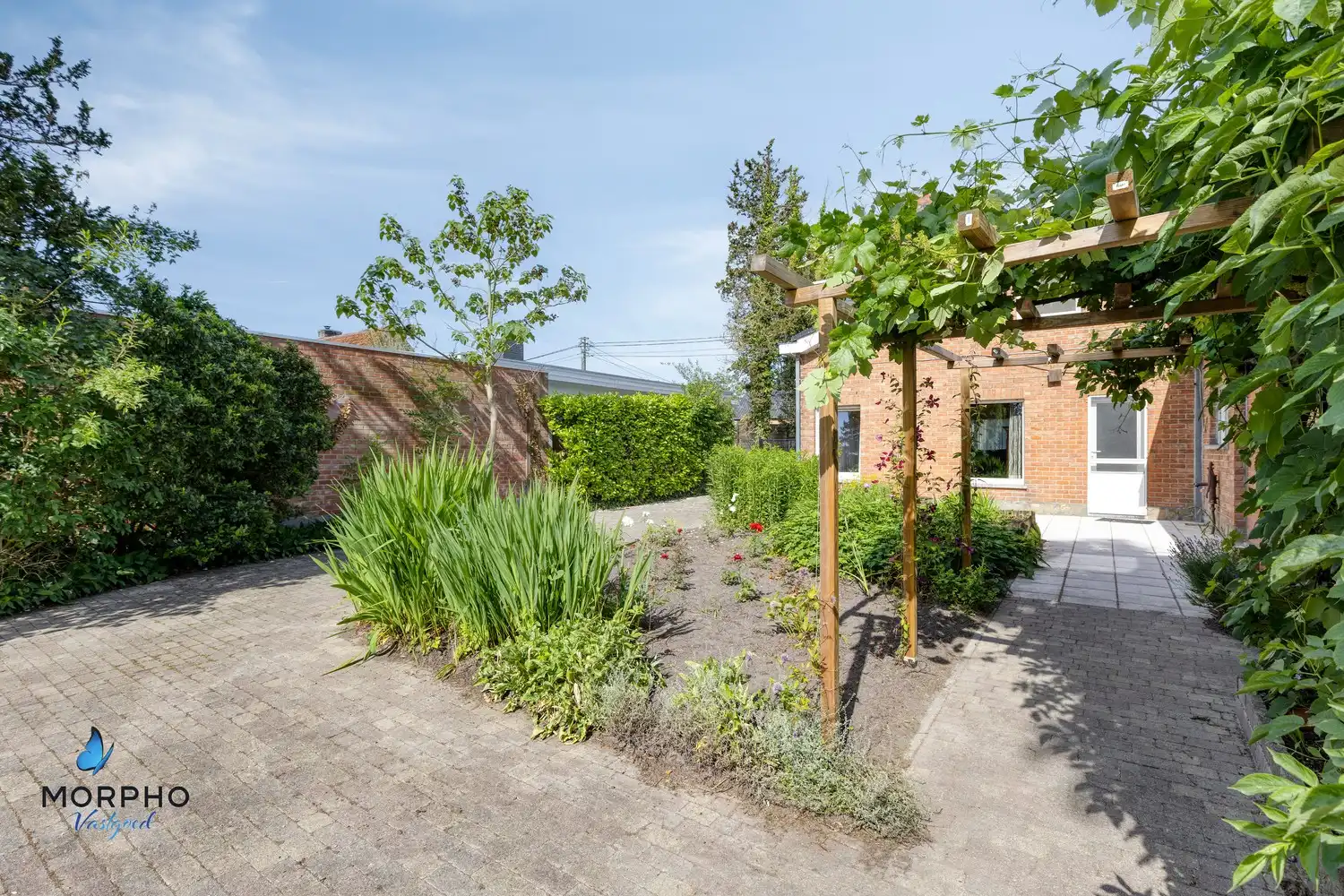 Ruime gezinswoning met 4 slaapkamers, garage en riante, pittoreske tuin foto 29