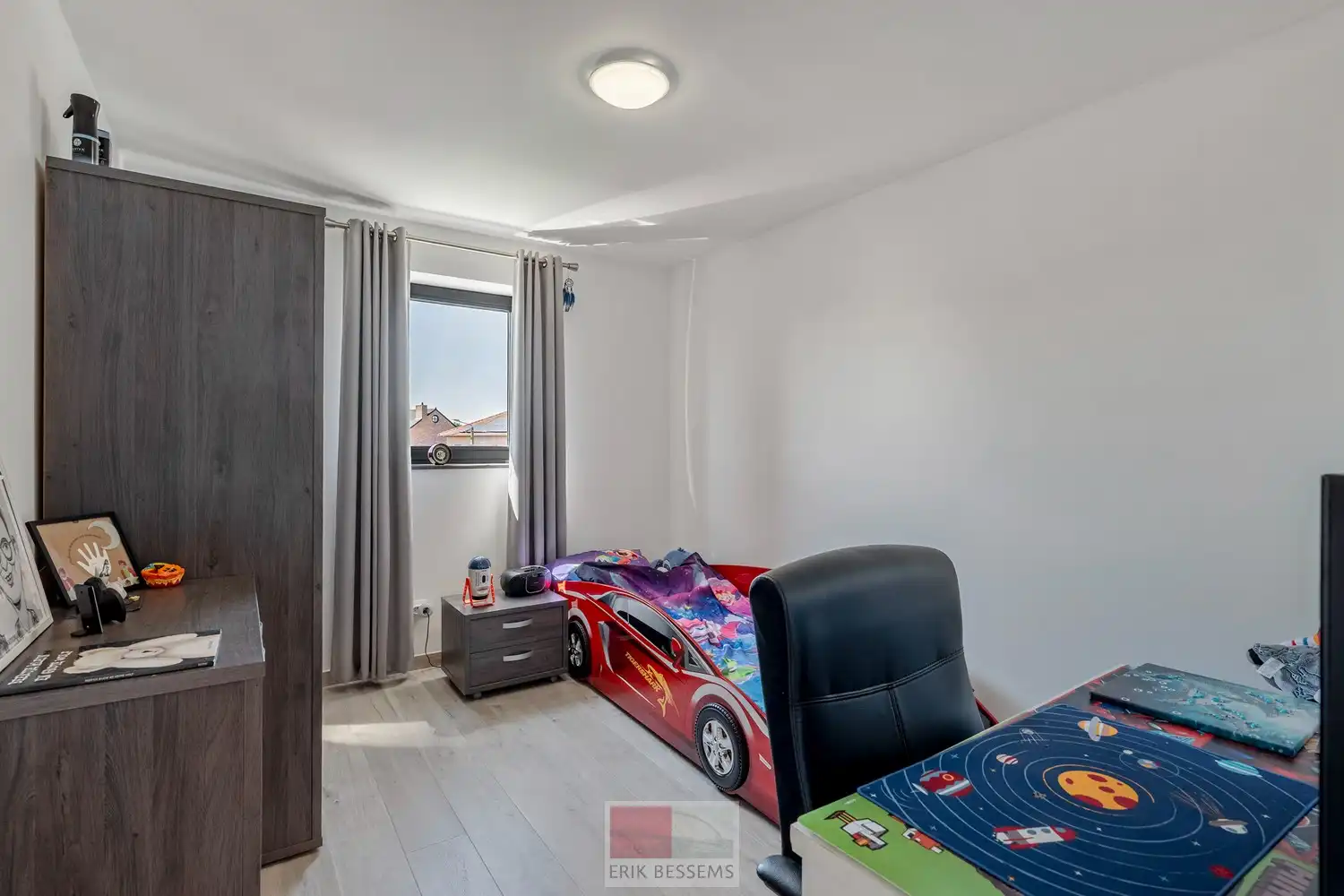 Deze moderne halfopen woning, gebouwd in 2016, biedt een bewoonbare oppervlakte van maar liefst 232 m² op een perceel van 377 m² en maar liefst 5 slaapkamers waarvan er eentje in gebruik is als bureau. foto 17