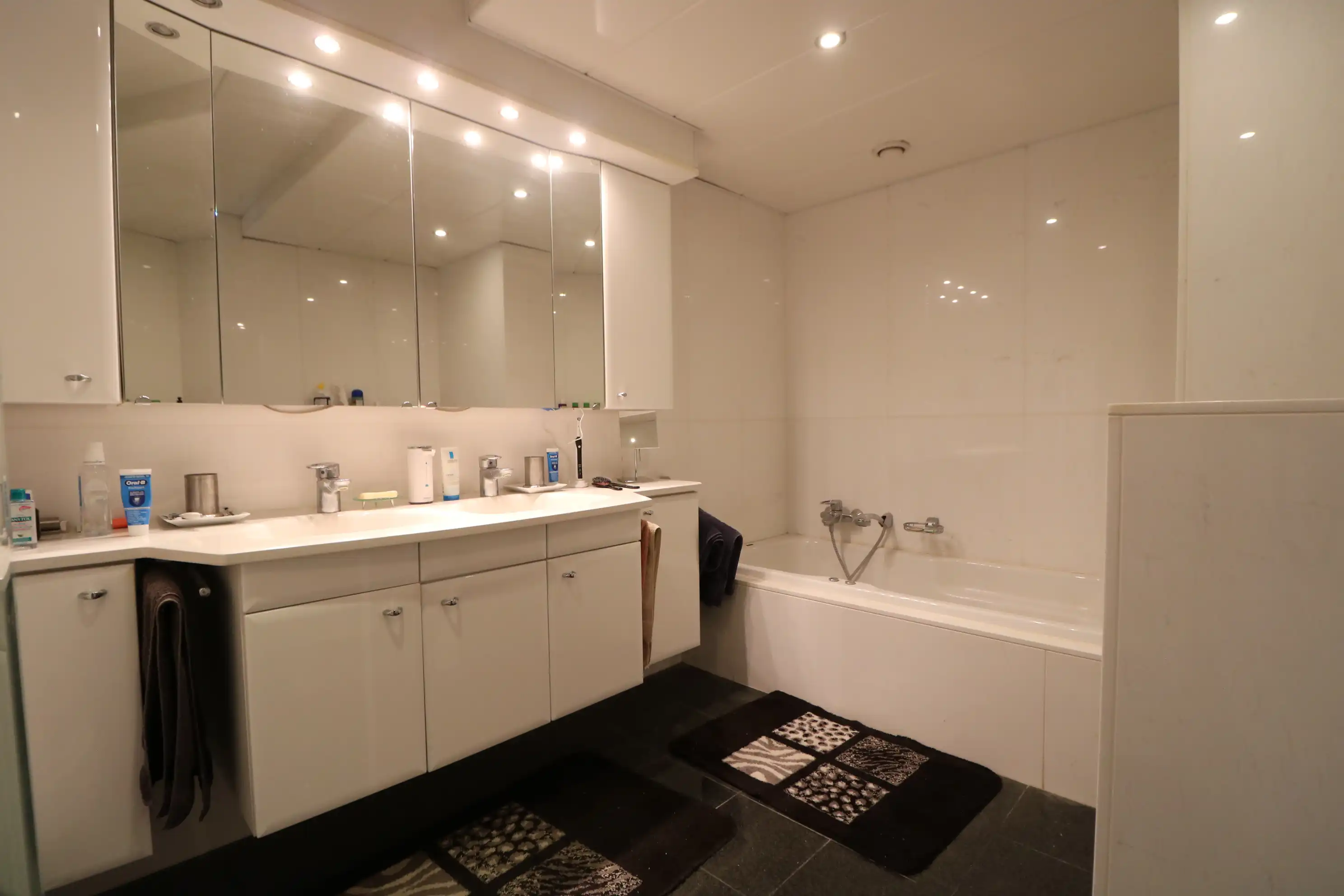 Uniek 4-slaapkamerappartement met fantastisch zicht op zee. foto 3