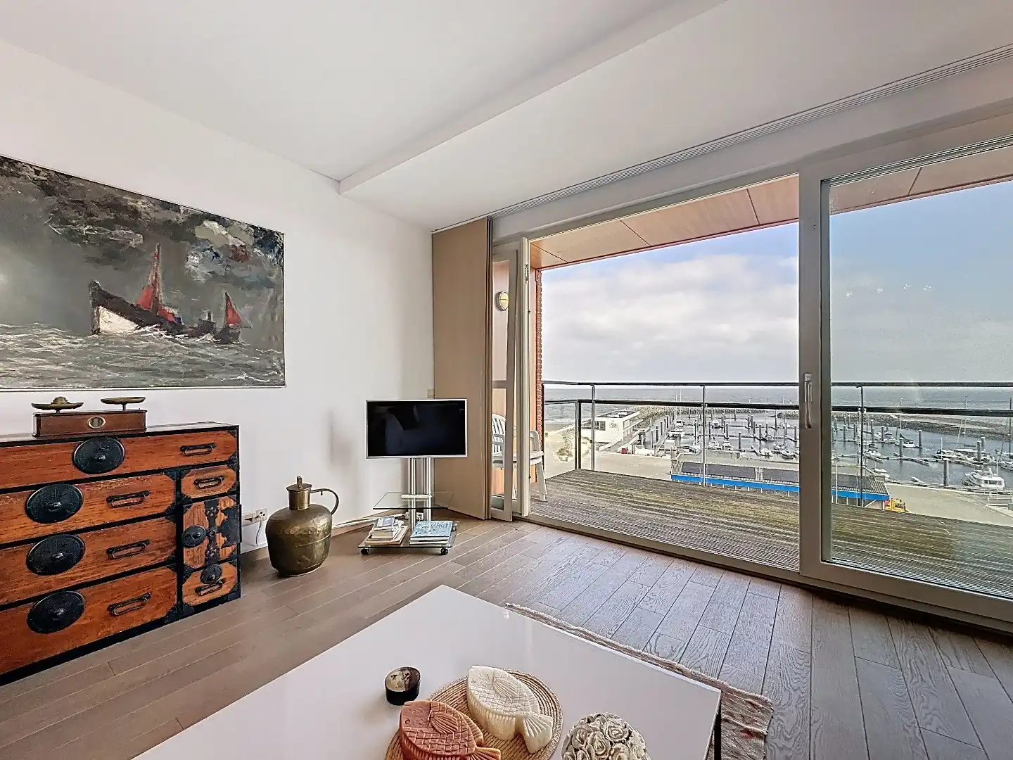 Uniek zicht op haven en zee! foto 2