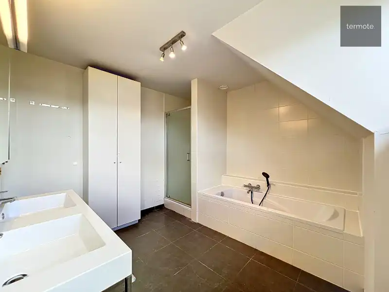 Ruime halfopen woning foto 28