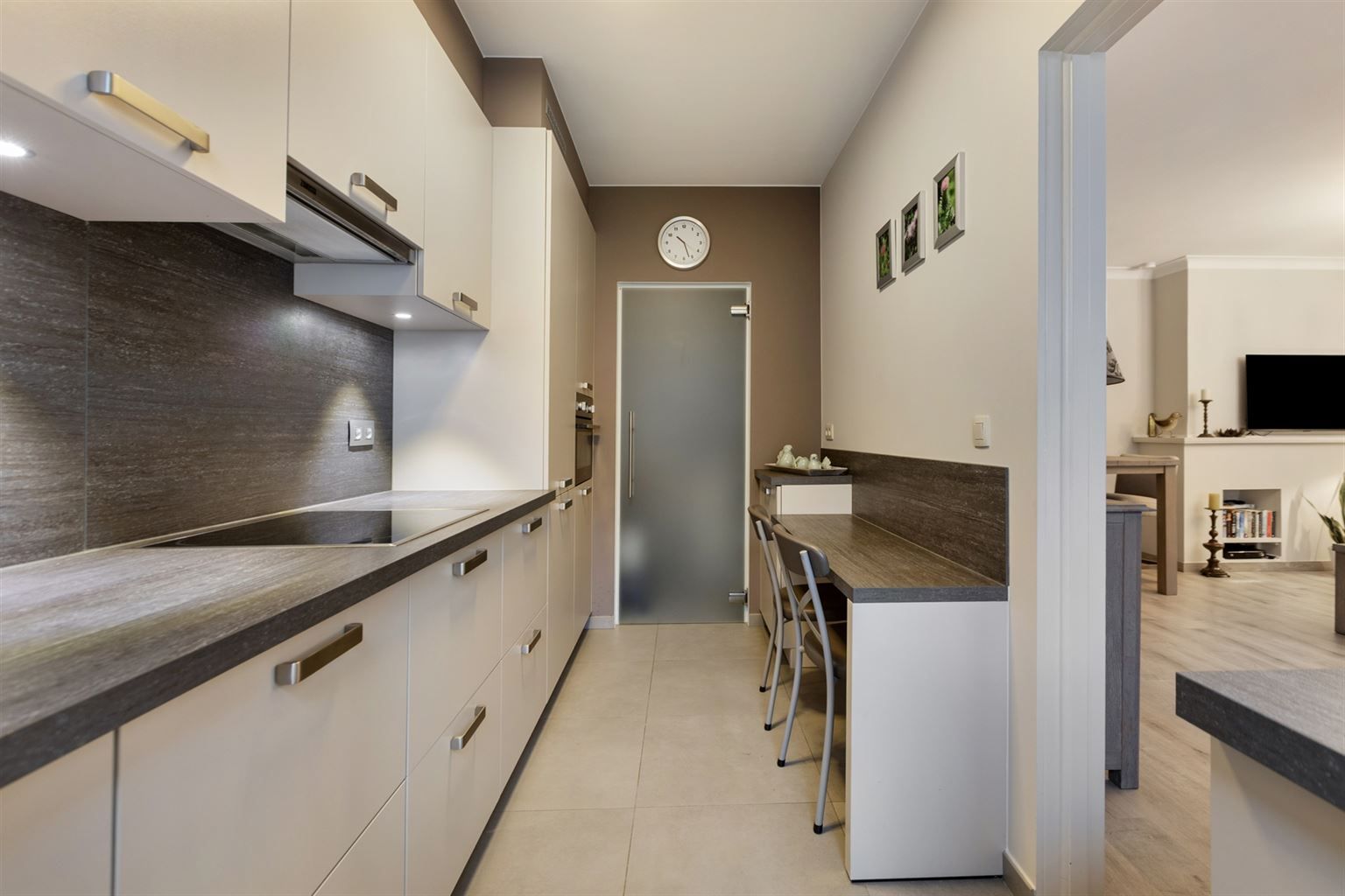 Ruim gelijkvloers 2-slaapkamer appartement met overdekt terras, ondergrondse autostaanplaats en aparte berging, gelegen vlakbij het centrum van Maaseik. foto 7