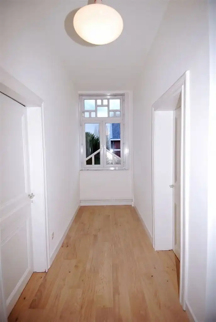 Volledig gerenoveerd, instapklaar herenhuis in eclectische stijl  met 3 slaapkamers(+dressing), mooi aangelegde tuin en autostaanplaats. foto 14