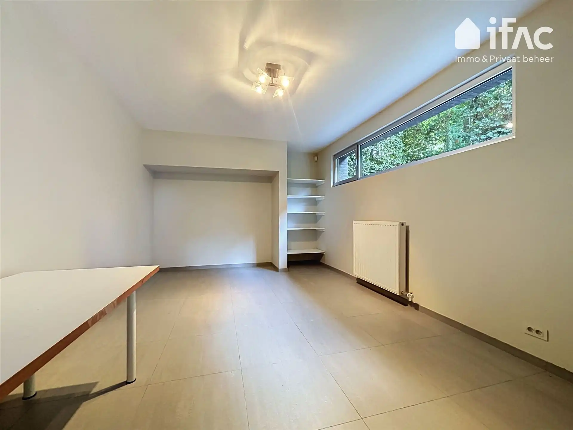 Moderne en ruime villa met mooi aangelegde tuin foto 22