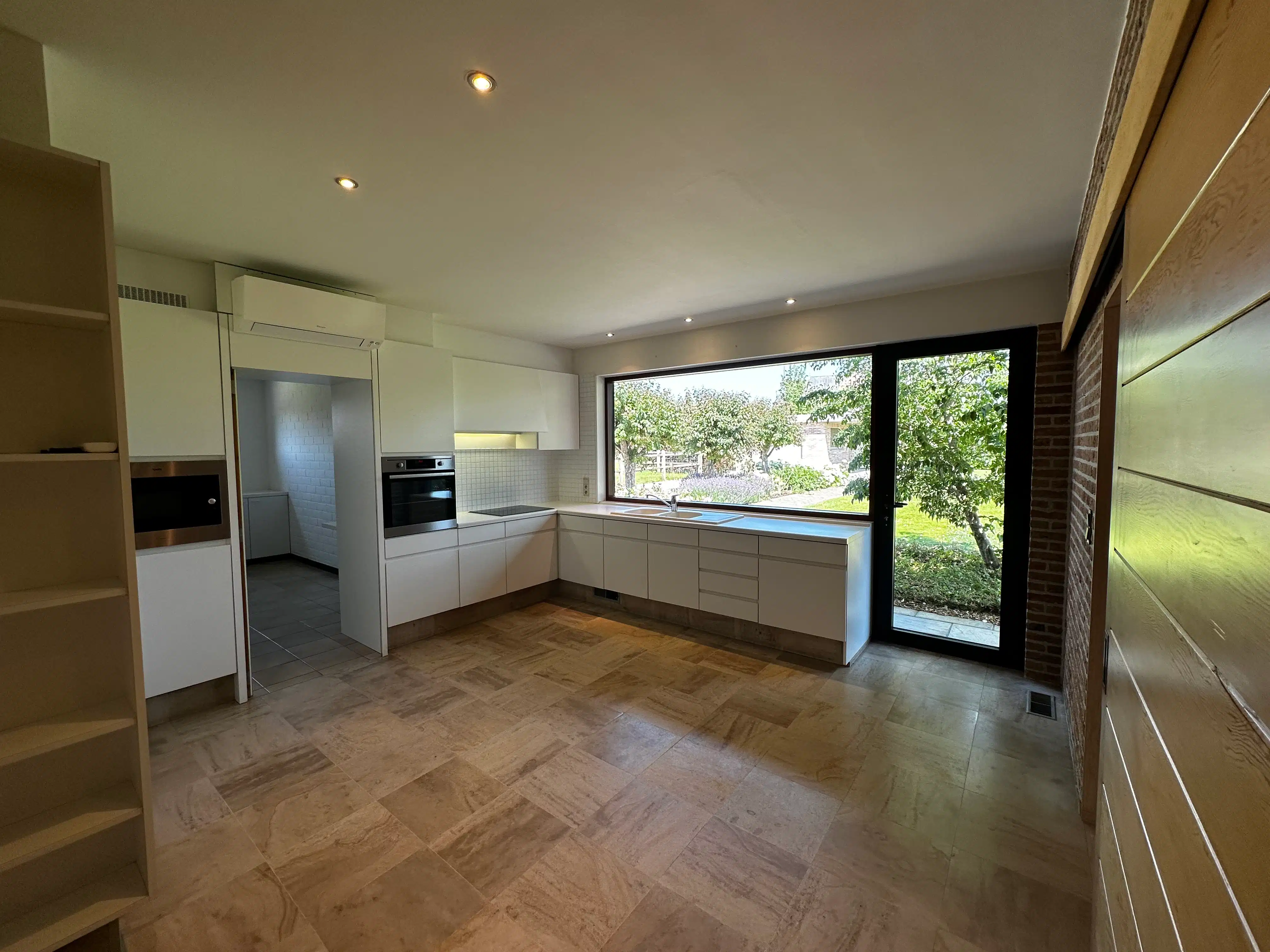 Ruime en lichtrijke woning te huur in het rustige Knesselare foto 6