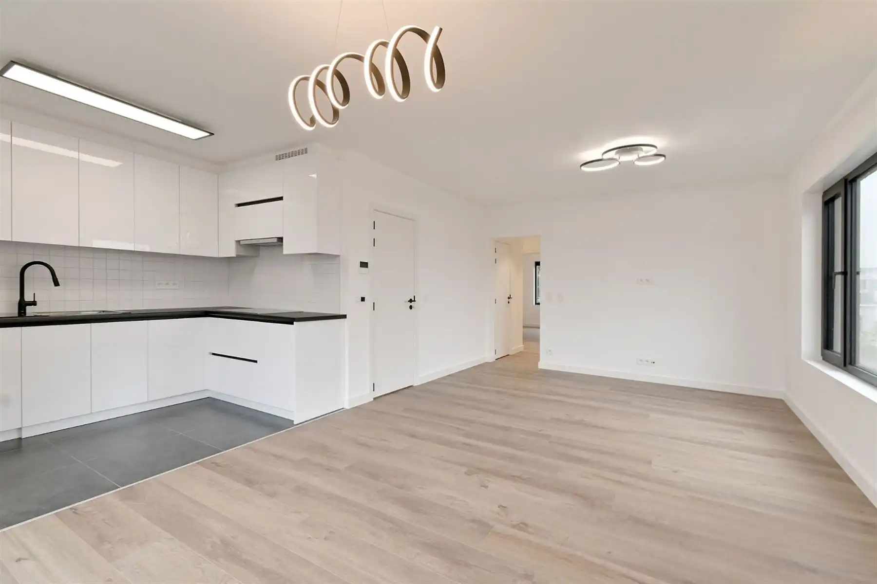 Gerenoveerd BEN-appartement te Berchem! foto 2