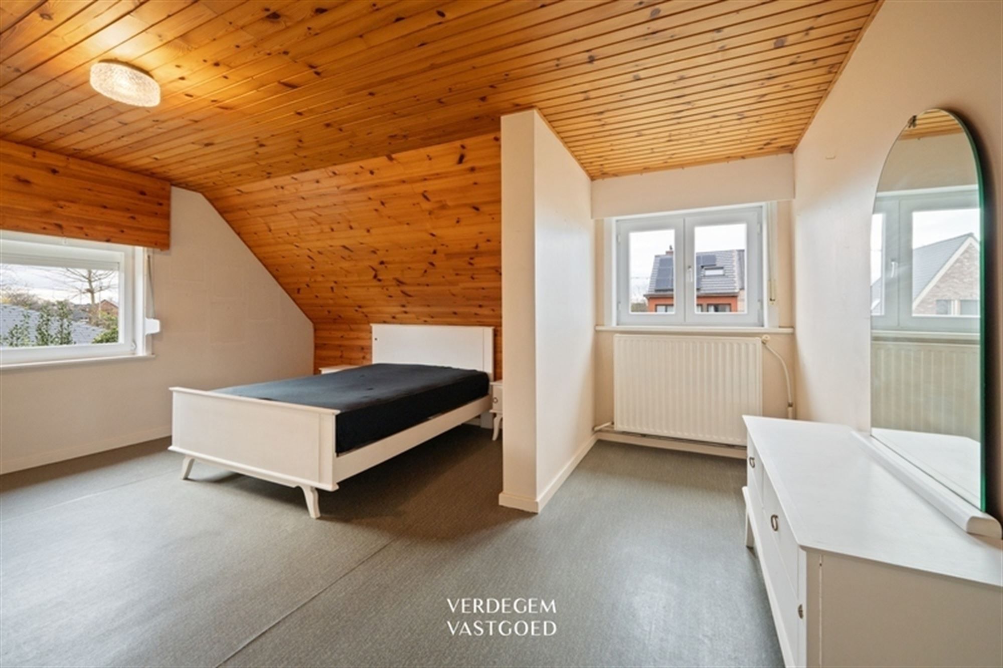 Ruime villawoning met 4+1 slaapkamers en fijne tuin, te renoveren foto 14