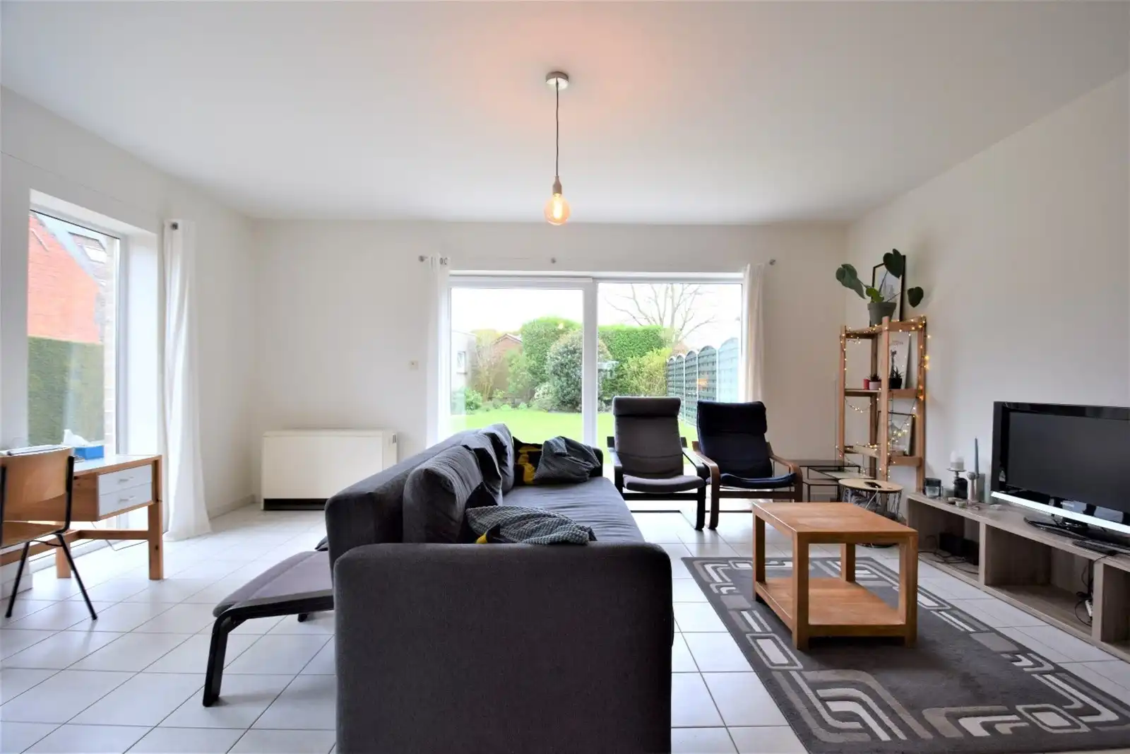 Hoekwoning met drie slaapkamers, tuin en garage foto 2