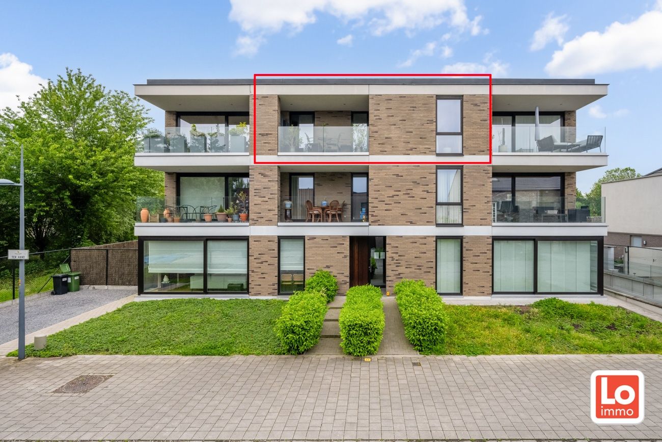 VERKOCHT! Recent en stijlvol één slaapkamer appartement met ruime garage op een toplocatie in Oostakker! foto 1