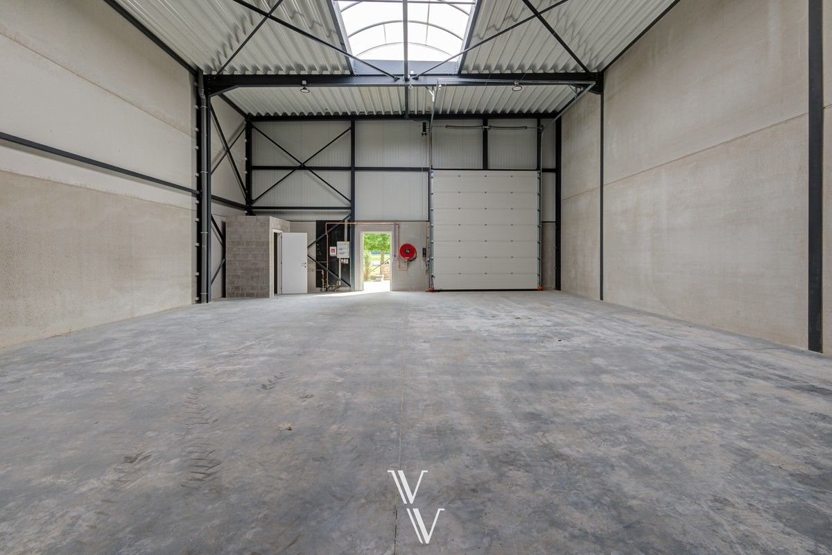 Te huur: Ruim Magazijn met parking foto 8