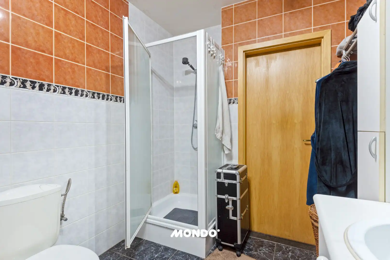 Ruime gezinswoning 4 slaapkamers met tuin, vijver en garage foto 18