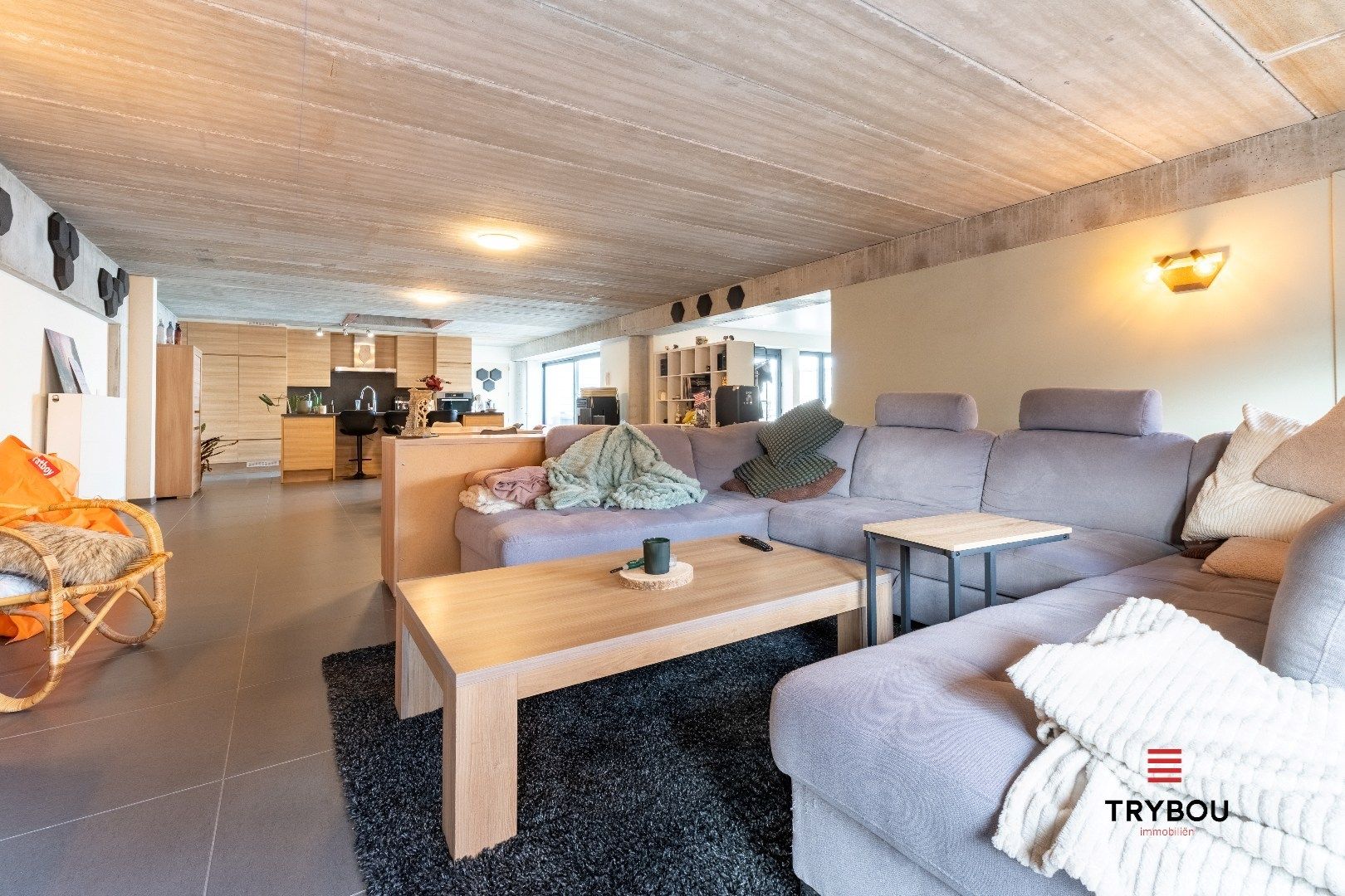 Stijlvolle industriële duplex met ruim terras en staanplaats in centrum Roeselare foto 9