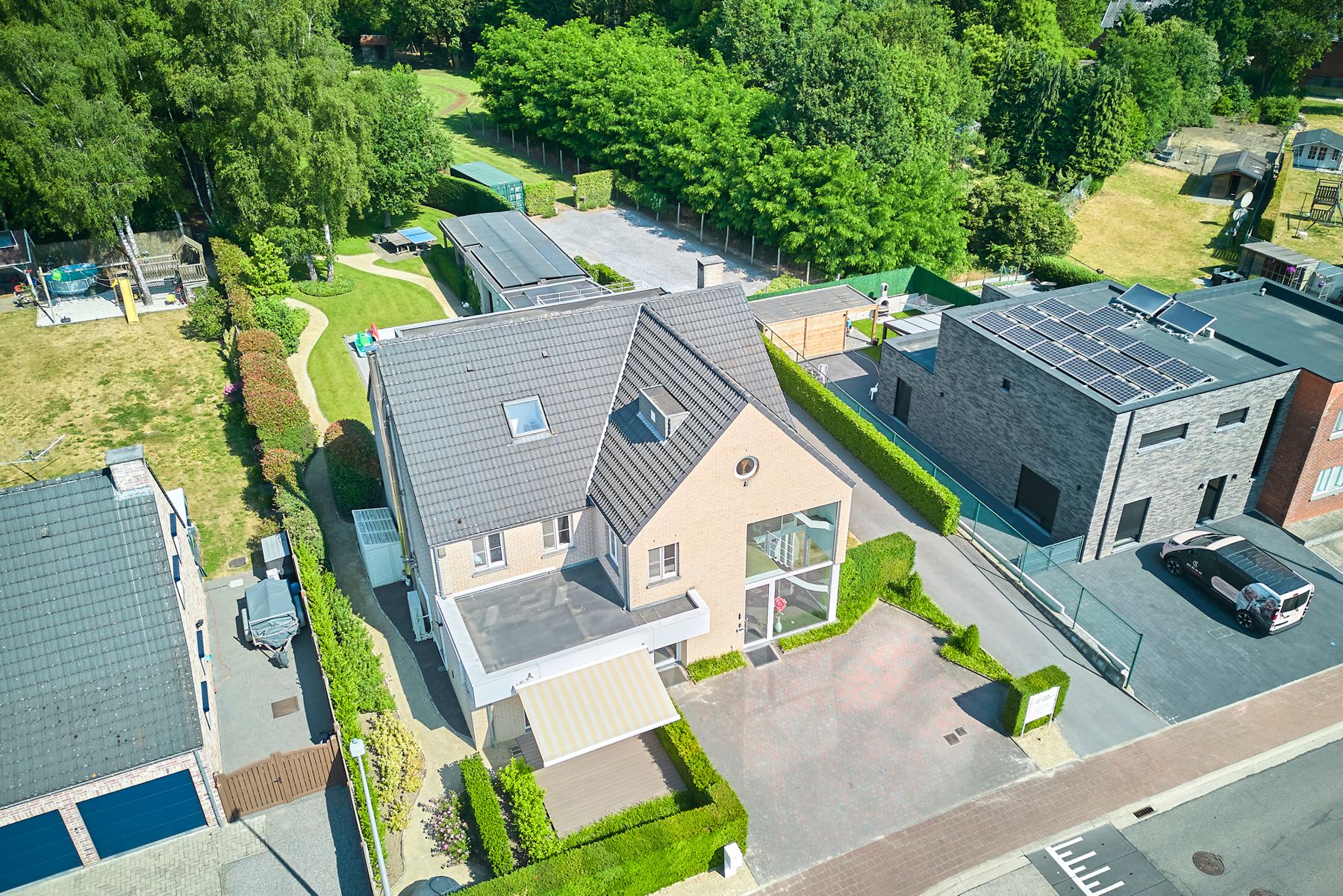 Exclusieve woning met handelzaak,appartement, zwembad en lift. foto 2