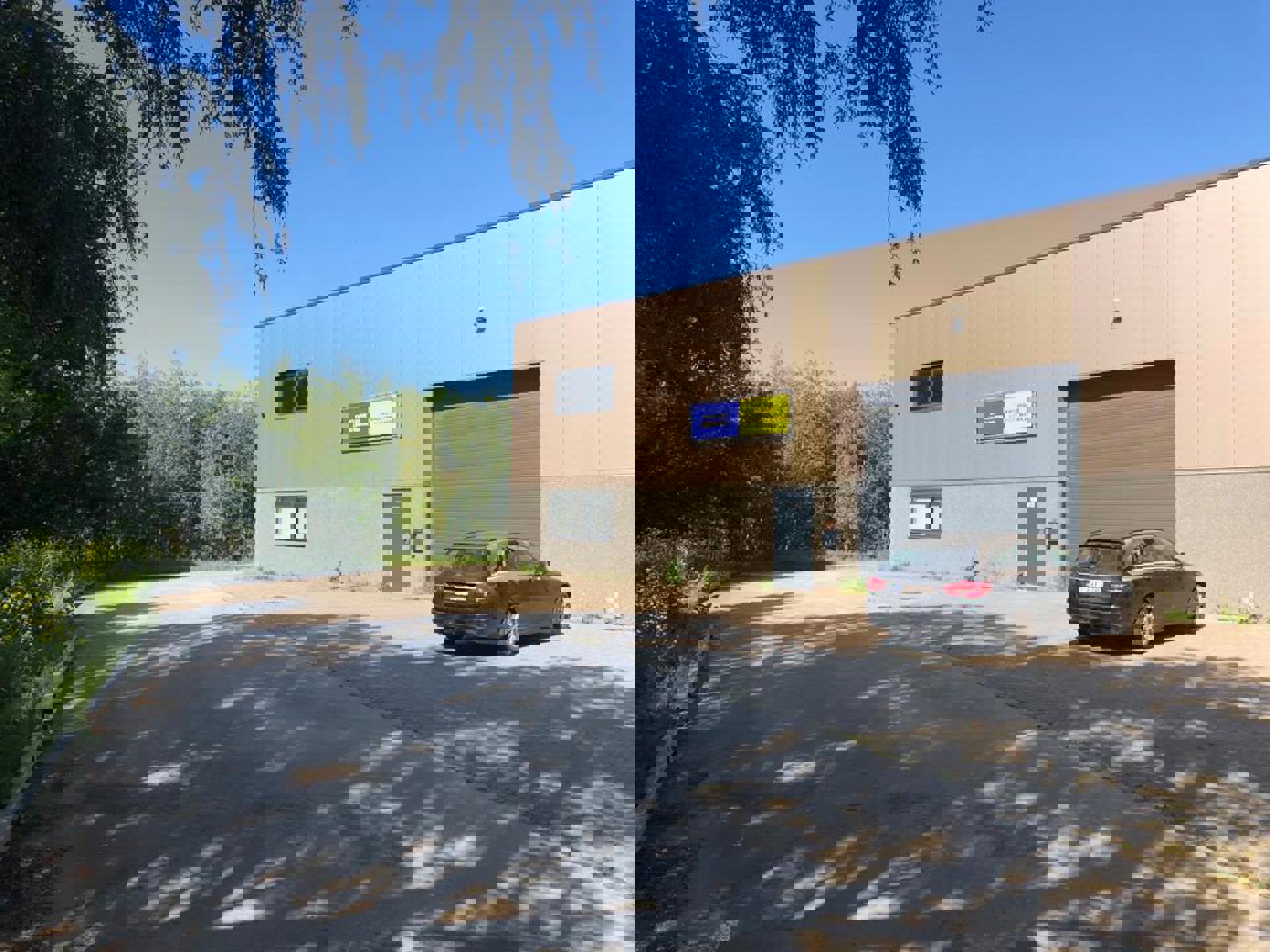 Magazijn van 281m² met kantoor (72m²) en 2 poorten foto 10