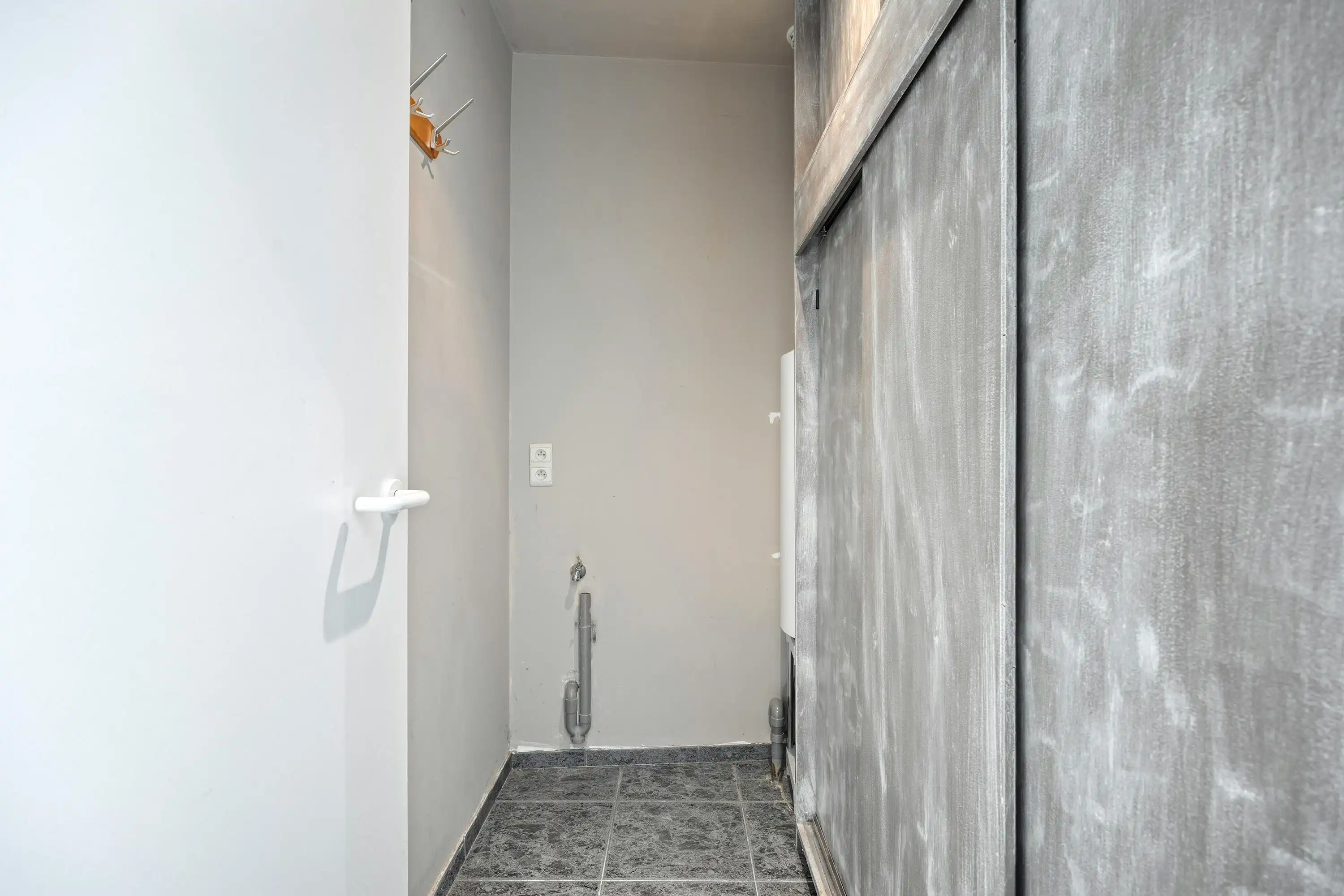 Instapklaar gelijkvloers appartement met gemeenschappelijke tuin en fietsenberging in hartje Kapellen! foto 14