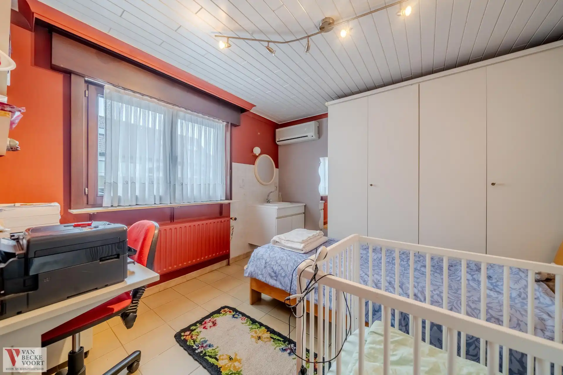 Magazijn met woonst en winkel foto 14