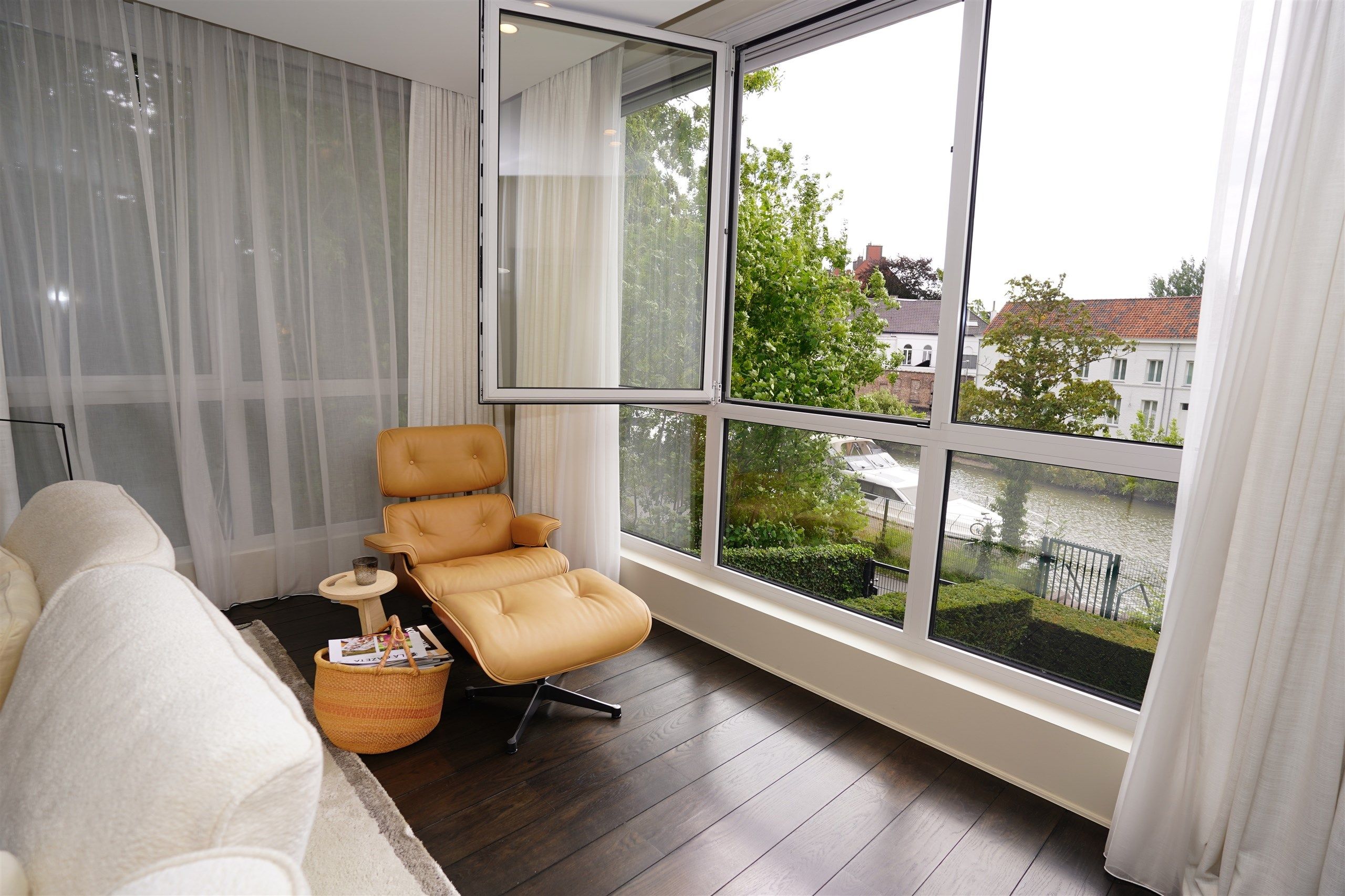 Luxeappartement met frontaal Leiezicht & voorbijglijdende bootjes foto 10