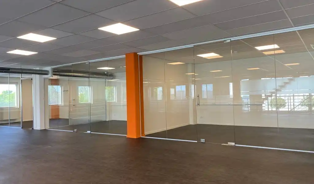 Ingedeeld kantoorverdiep te huur nabij N47 in Lokeren foto 2