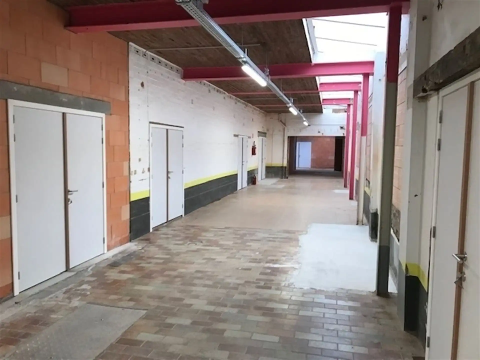 Stockage unit van +/- 32m² in complex van 15 units foto 7