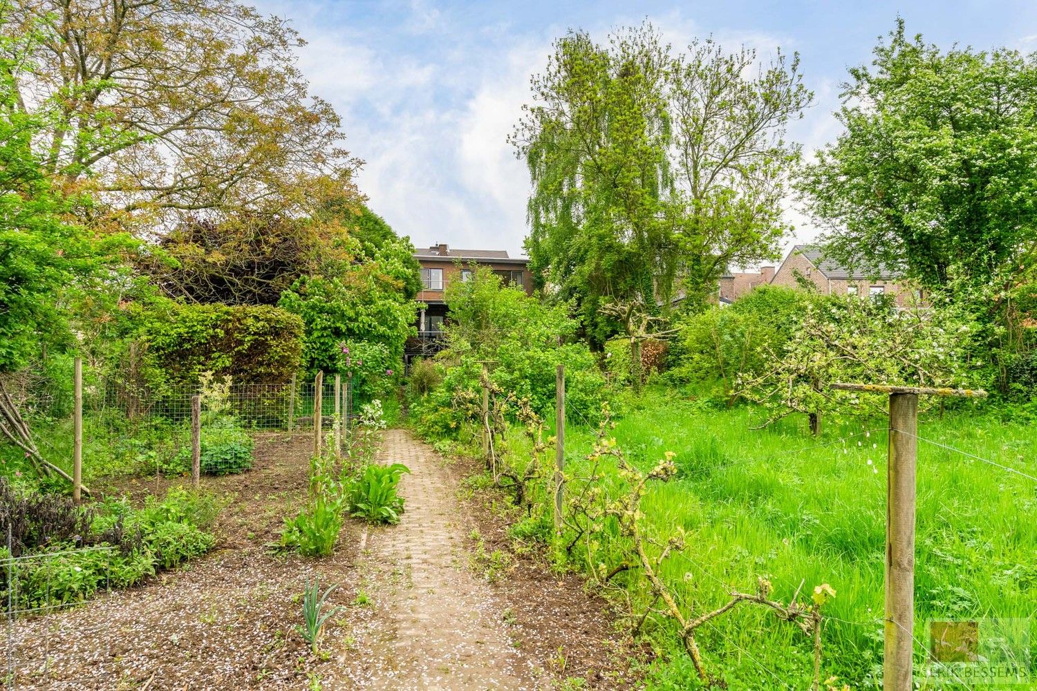 Karaktervolle woning uit 1980 bevindt zich op een perceel van maar liefst 1.399 m² en biedt een bewoonbare oppervlakte van 278 m² foto 29