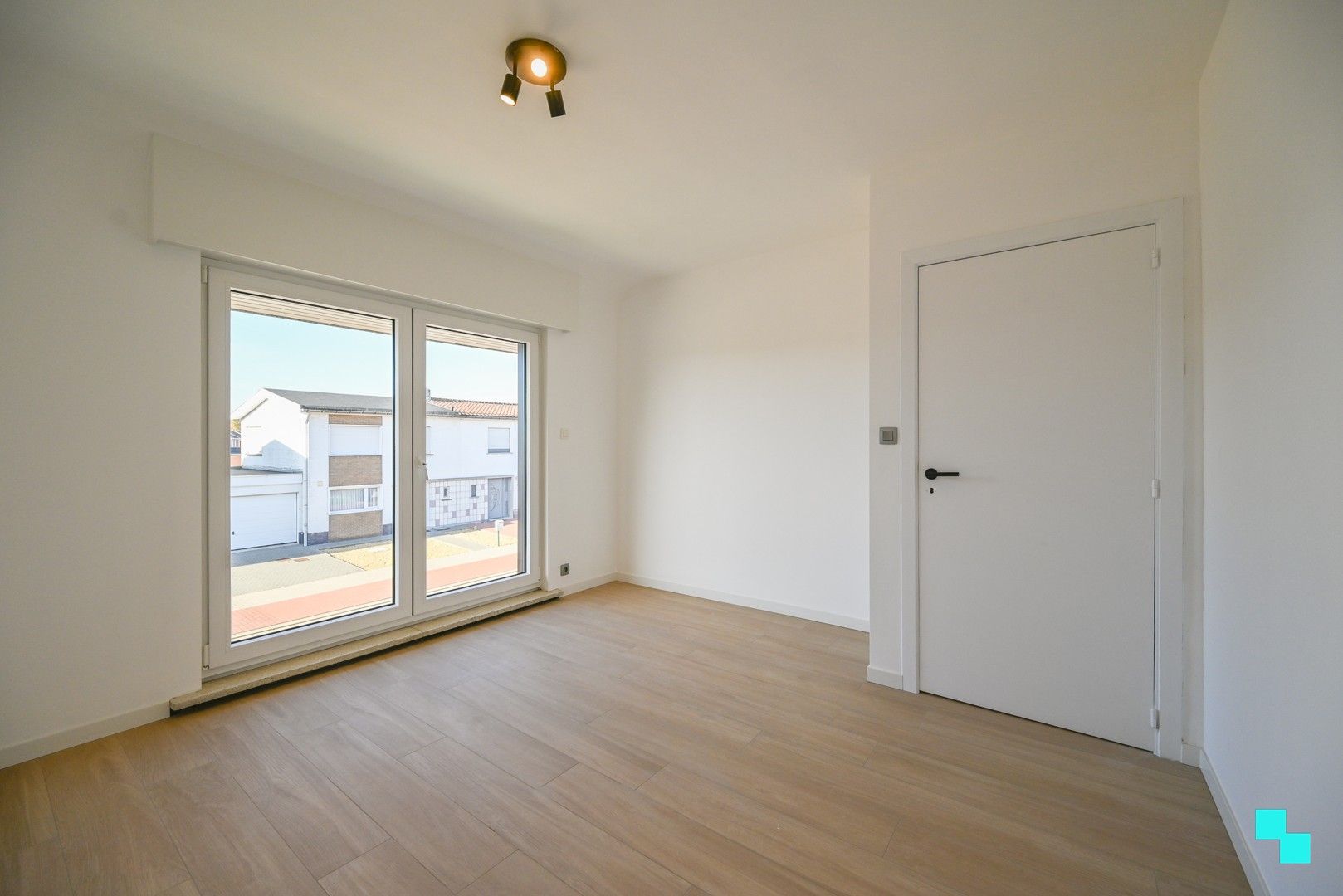 Instapklare eengezinswoning in een rustige buurt in Oostrozebeke! foto 21