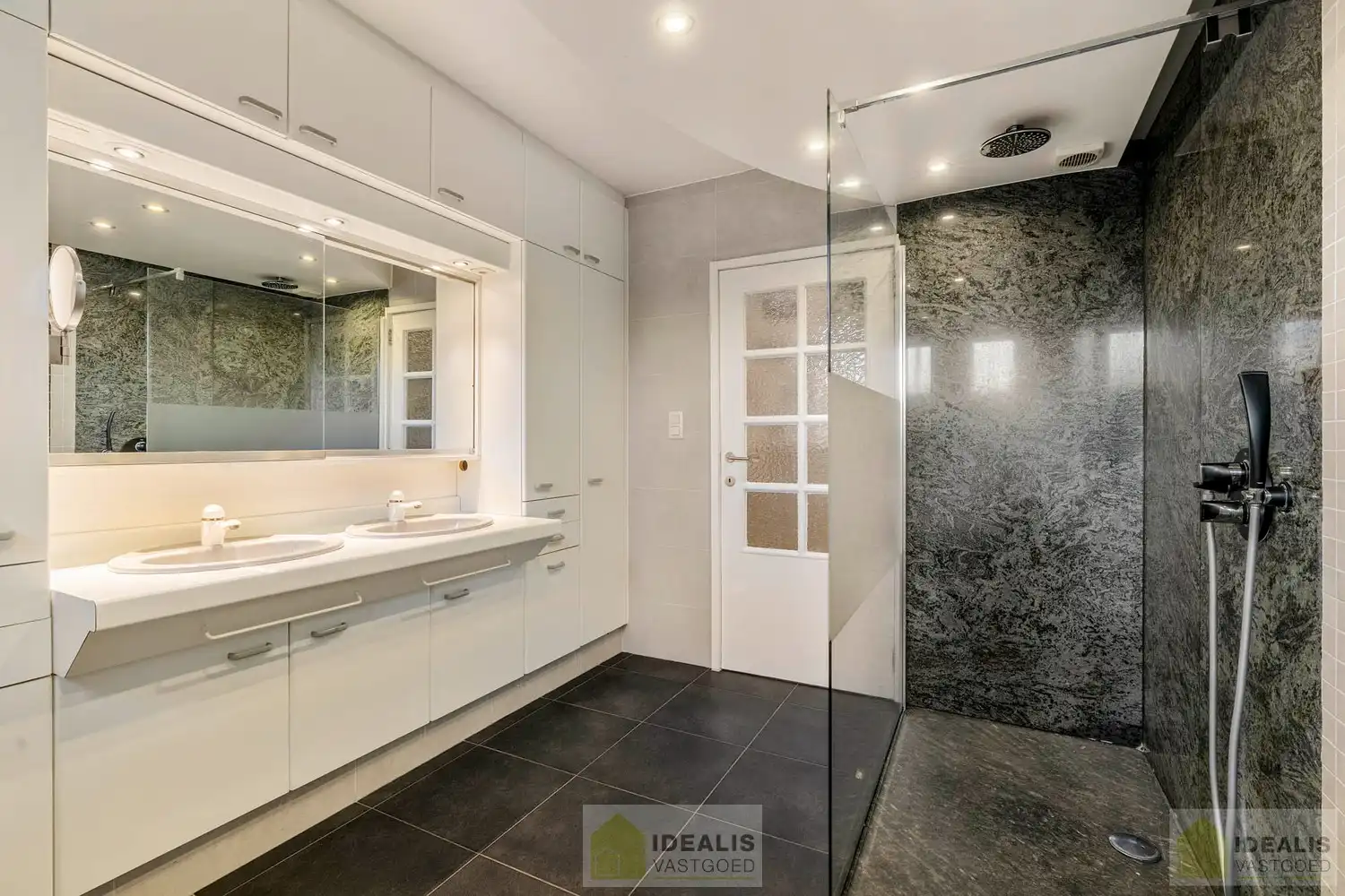 IDEALIS VASTGOED – ROYALE, INSTAPKLARE EN ZEER GOED ONDERHOUDEN GEZINSWONING OP EEN RUIM EN RUSTIG PERCEEL VAN 44A 33CA MET 5 KNAPPE SLAAPKAMERS, HEERLIJKE VERANDA, VRIJSTAANDE GARAGE EN 32 ZONNEPANELEN MÉT CERTIFICATEN ÉN ZONNEBOILER - De woning omvat maar liefst +- 265m² bewoonbare oppervlakte met ruime woonkamer, uitgeruste keuken, 5 slaapkamers, badkamer, vrijstaande garage én 32 zonnepanelen. De woning is rustig gelegen op een perceel met een opp. van 44a 33ca. foto 24