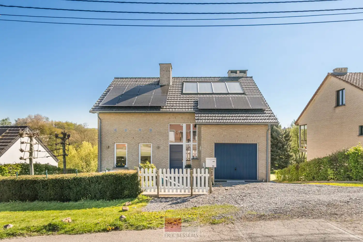 Zeer energiezuinige, vrijstaande woning, gebouwd in 2011, gelegen op een perceel van 715 m² met een bewoonbare oppervlakte van ca. 220 m² foto {{pictureIndex}}