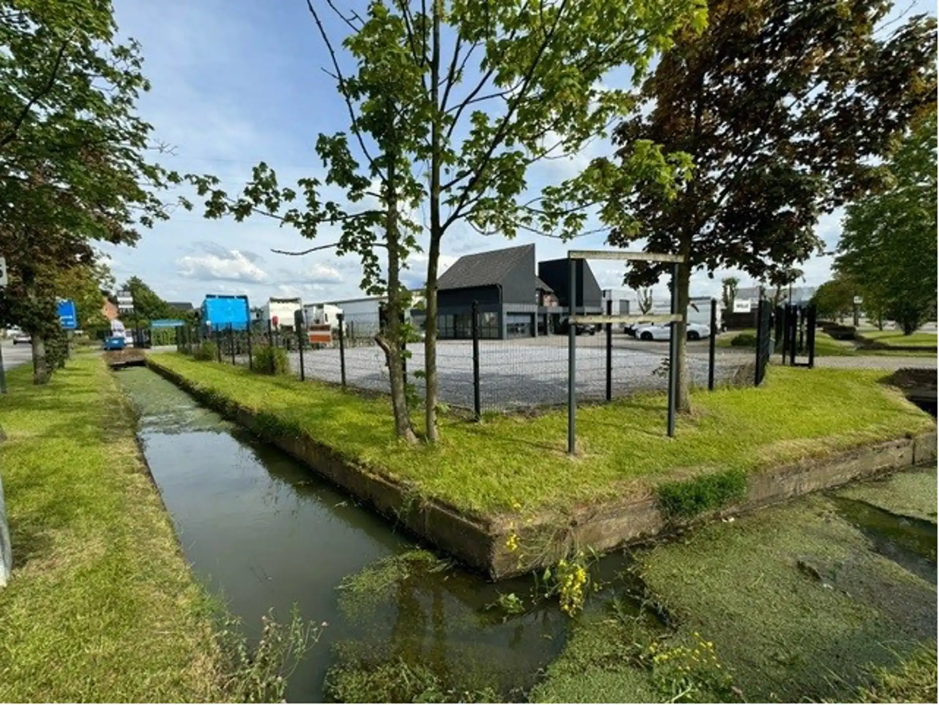 Verhard terrein + kantoor en woonst te koop foto {{pictureIndex}}