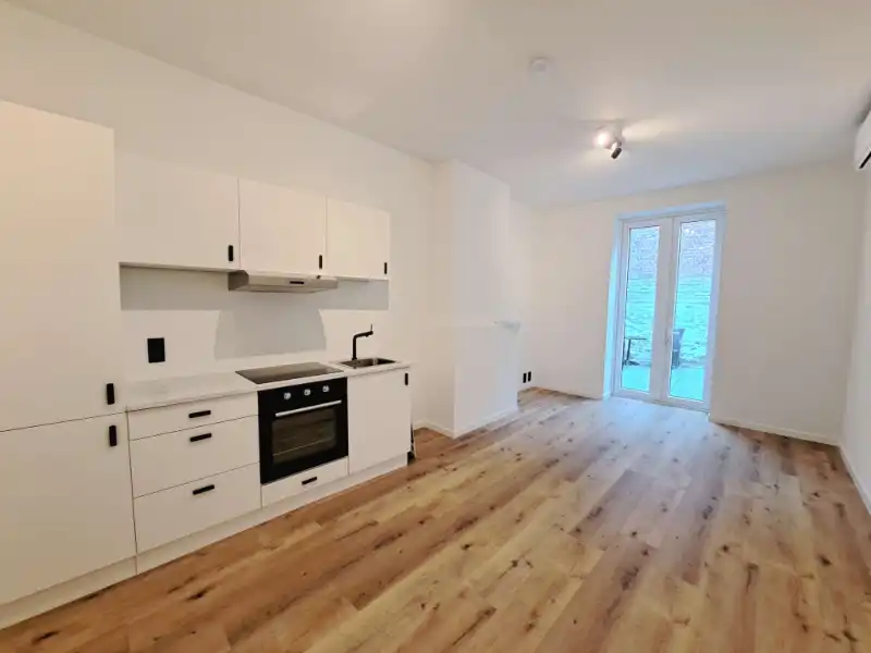 Vernieuwd 1-slaapkamerappartement met Terras te huur in Brugge foto {{pictureIndex}}