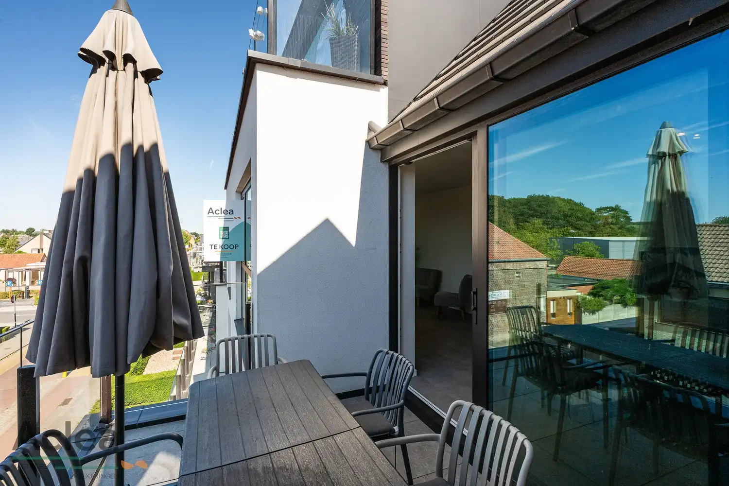 Modern appartement met ruim terras én garage in Sint-Jan-in-Eremo foto 8