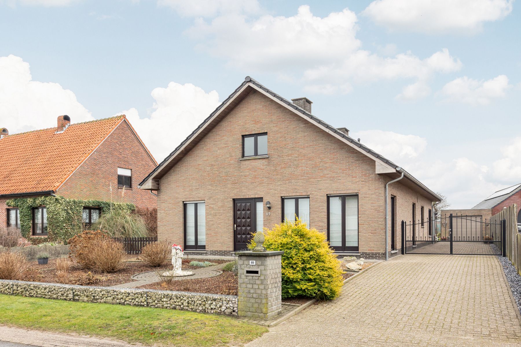 Hoofdfoto van de publicatie: Gedeeltelijk gerenoveerde laagbouwwoning op perceel van ca. 1.516m².