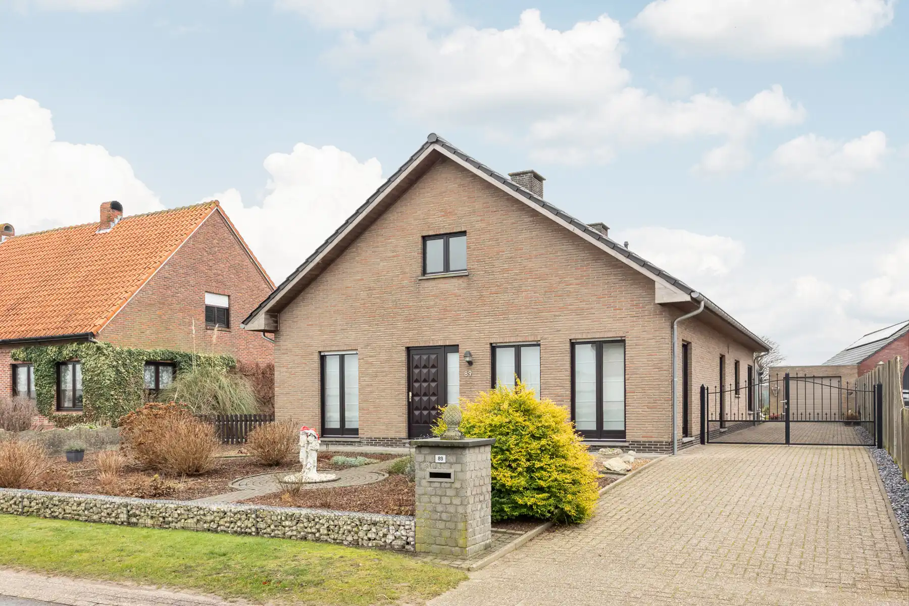 Hoofdfoto van de publicatie: Gedeeltelijk gerenoveerde laagbouwwoning op perceel van ca. 1.516m².