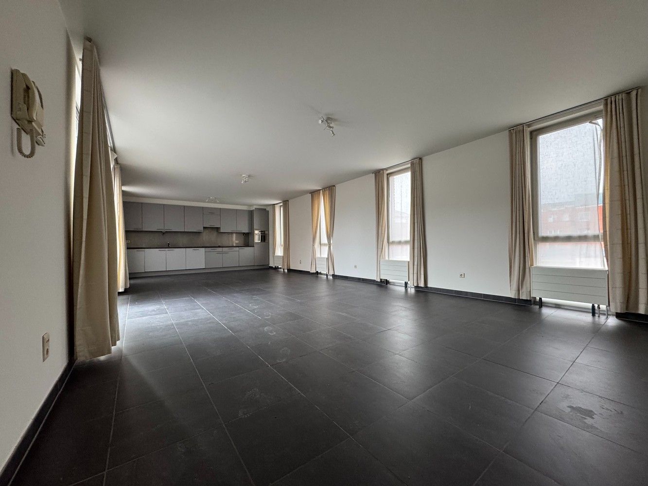 Exclusief ruim penthouse/loft in hartje Hasselt foto 4