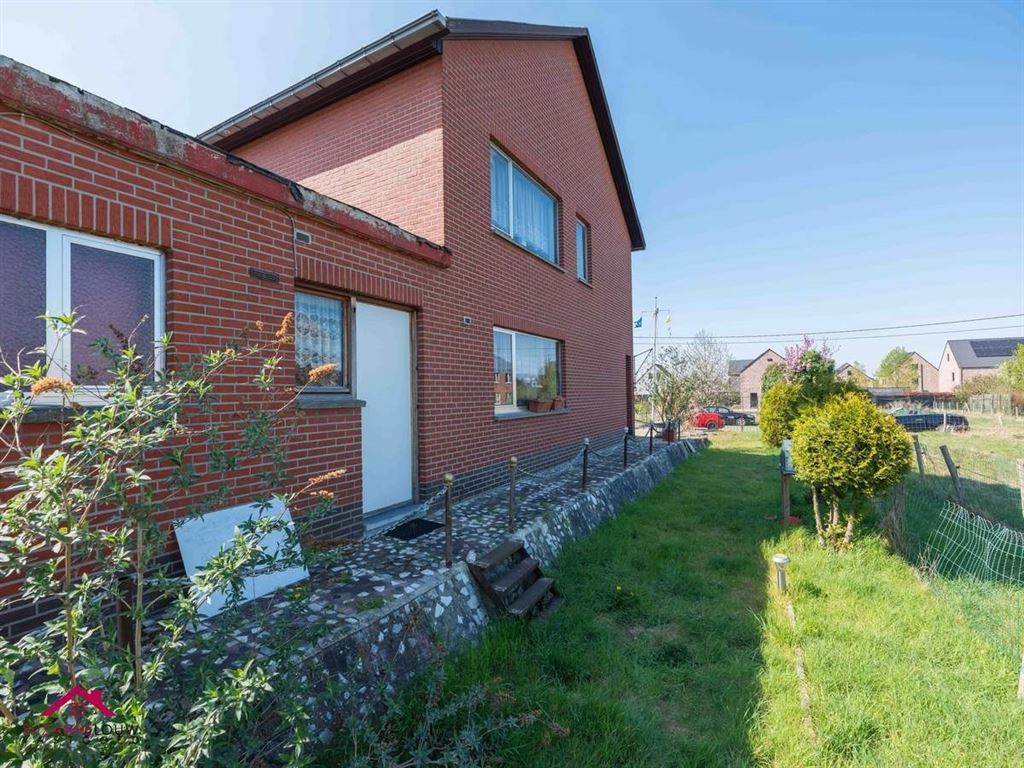 Vrijstaande woning, te renoveren naar eigen smaak en wensen foto 5