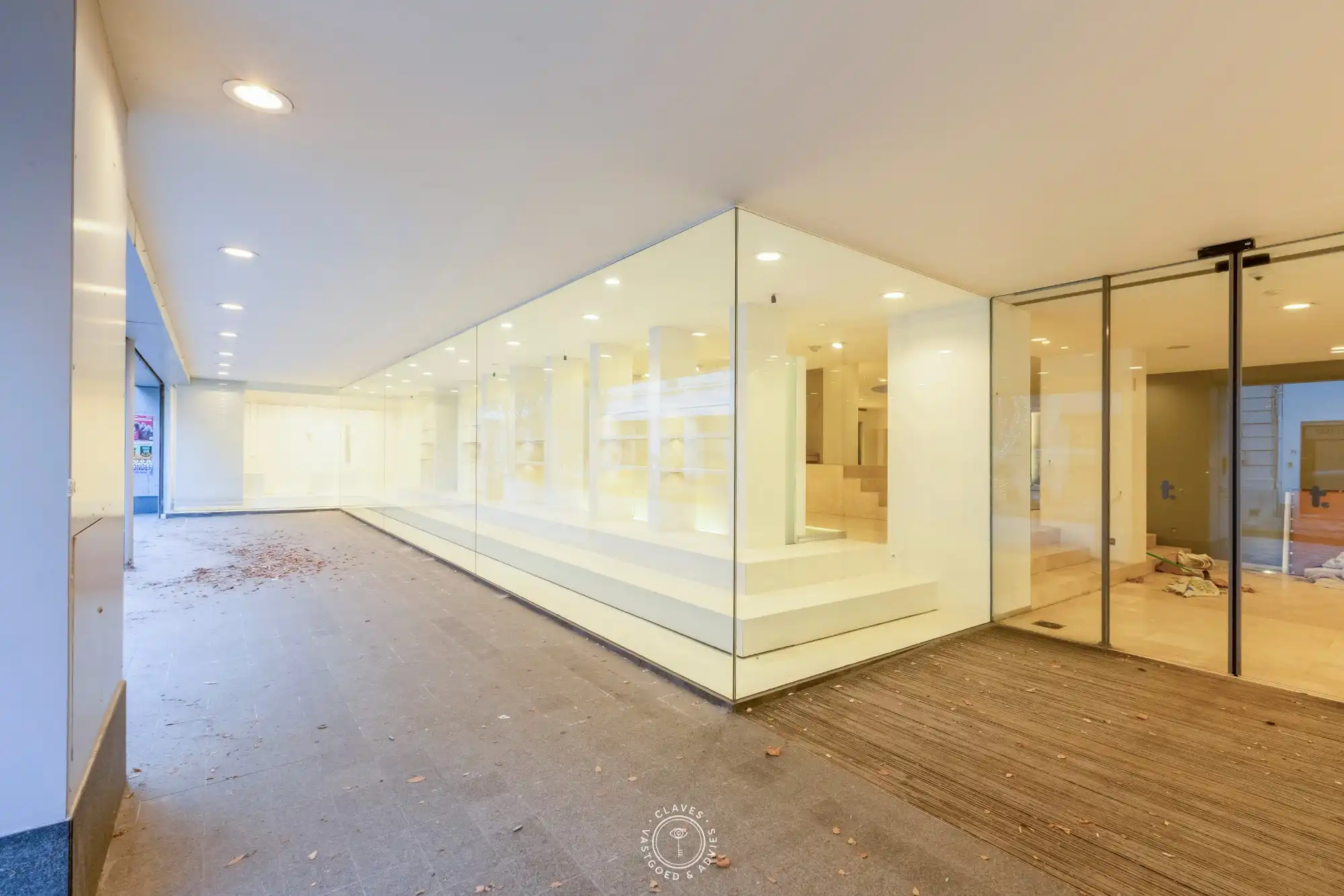 Bijzonder handelspand met een uitzonderlijk opwaarts potentieel en ontsluiting achteraan het perceel. foto 15